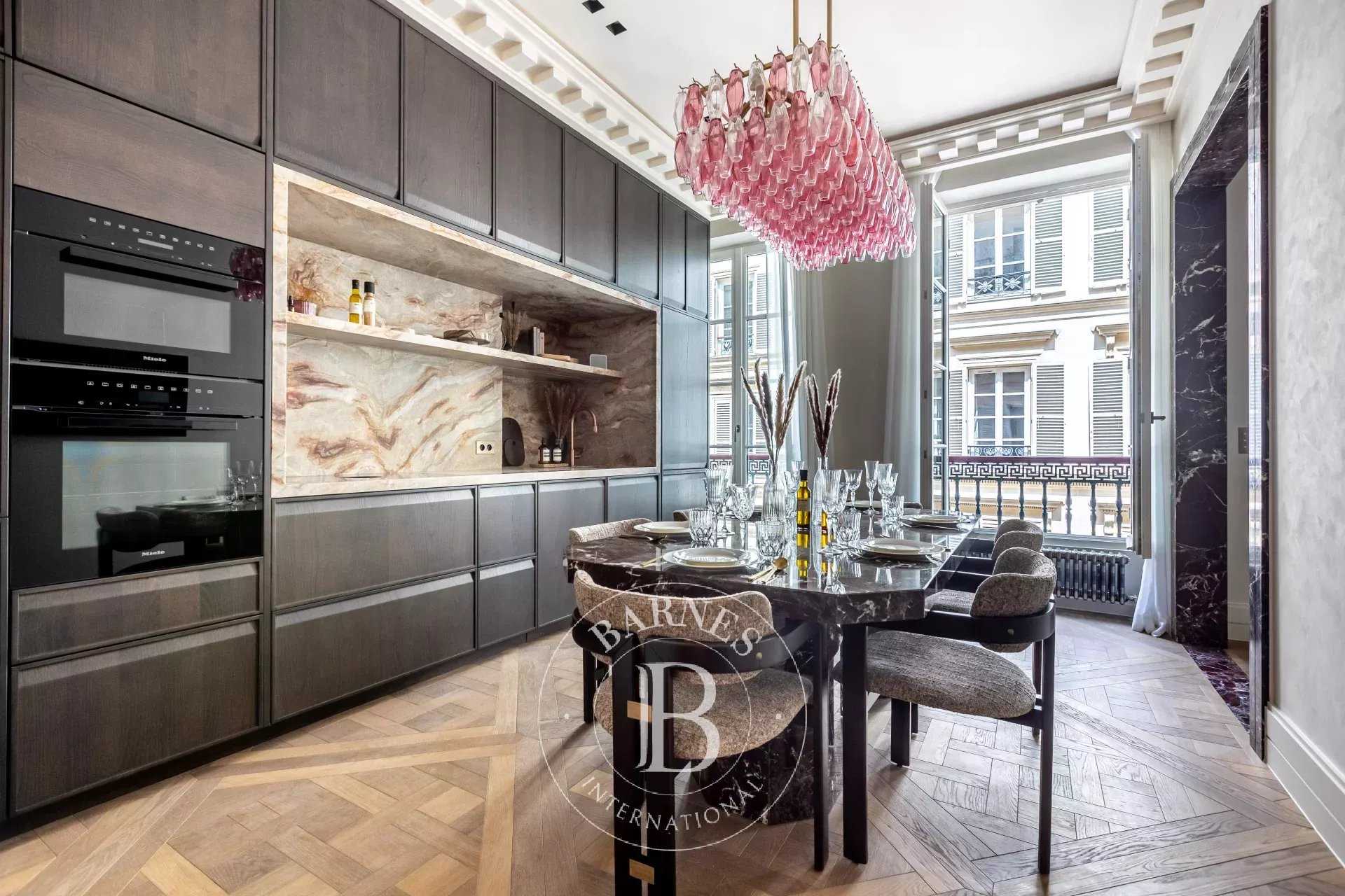 Paris  - Appartement 5 Pi&egrave;ces 3 Chambres