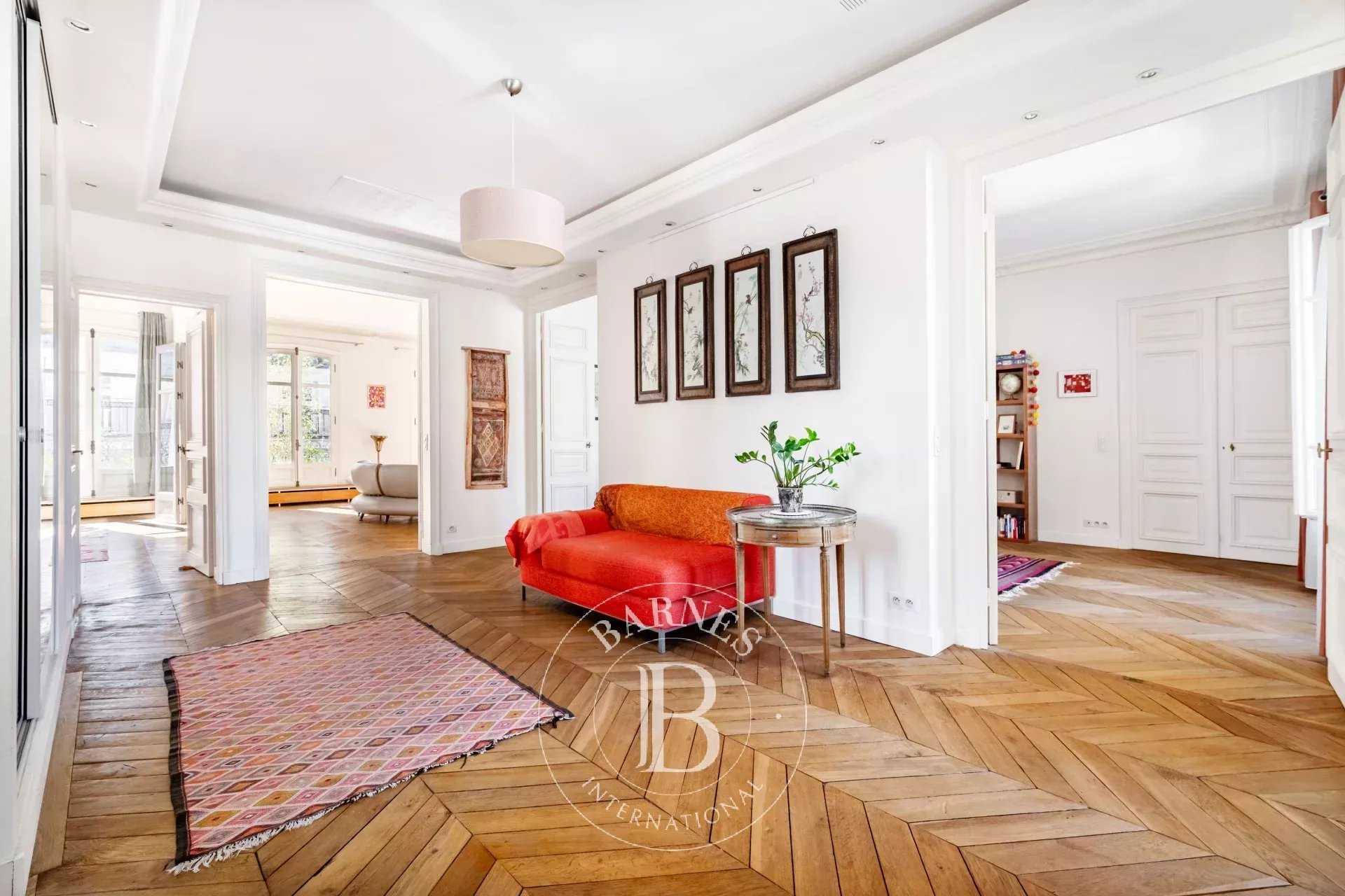 Paris  - Appartement 5 Pièces 3 Chambres
