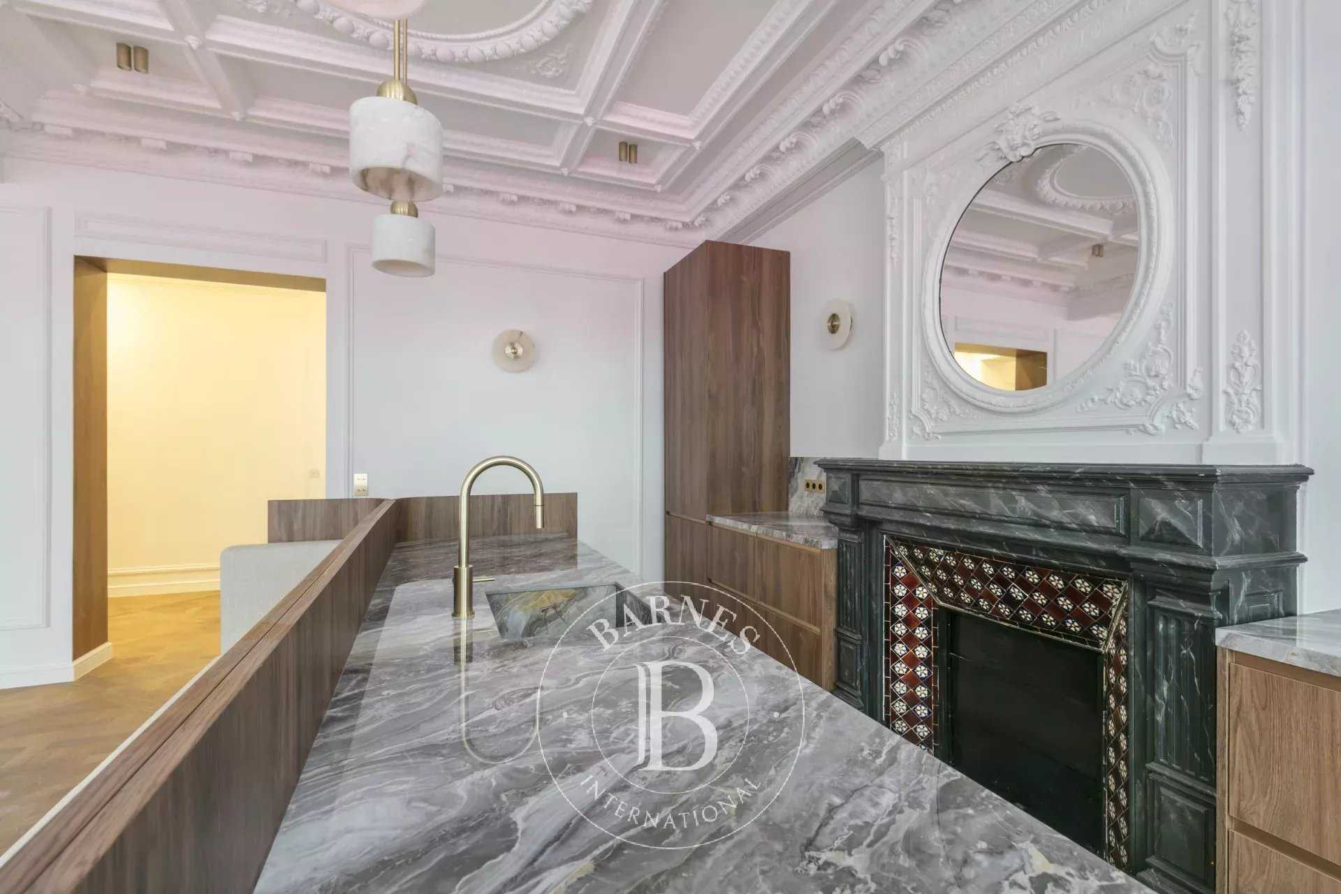 Paris  - Appartement 5 Pièces 3 Chambres