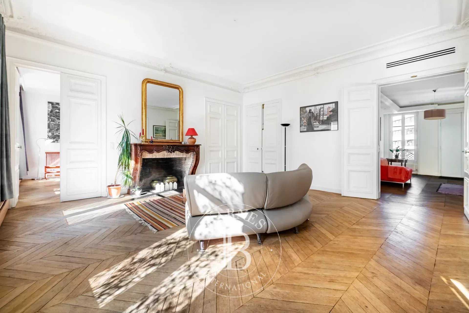 Paris  - Appartement 5 Pièces 3 Chambres