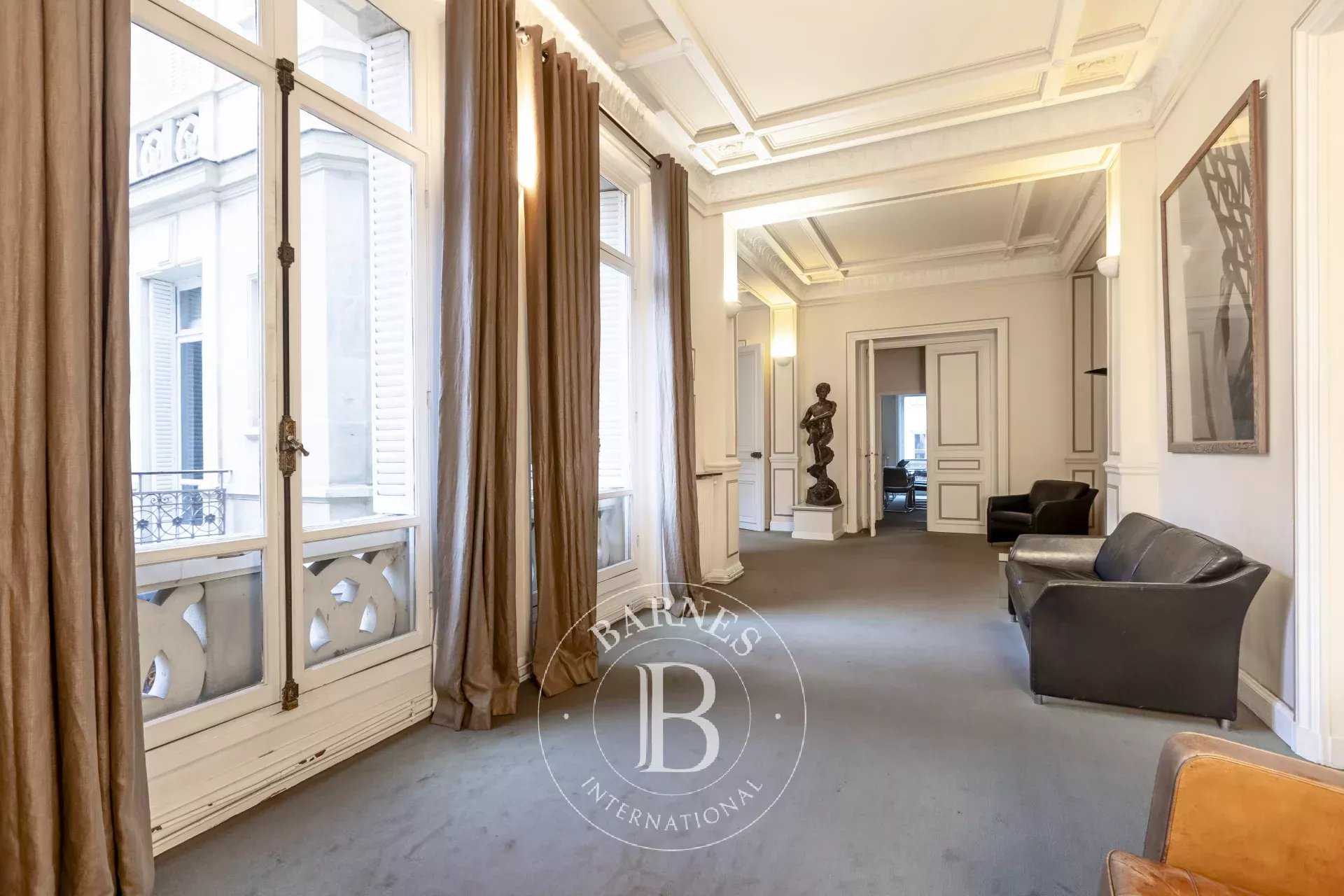 Paris  - Appartement 8 Pièces 5 Chambres