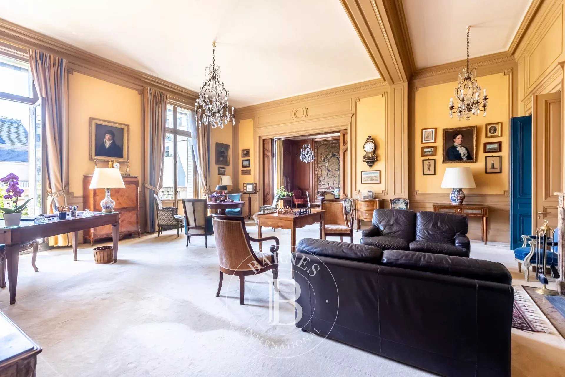 Paris  - Appartement 7 Pièces 5 Chambres