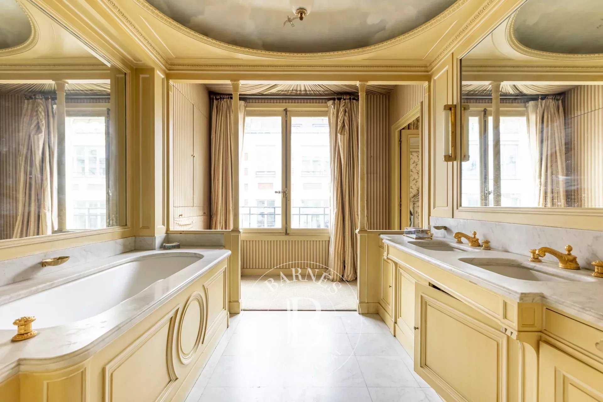 Paris  - Appartement 6 Pièces 3 Chambres