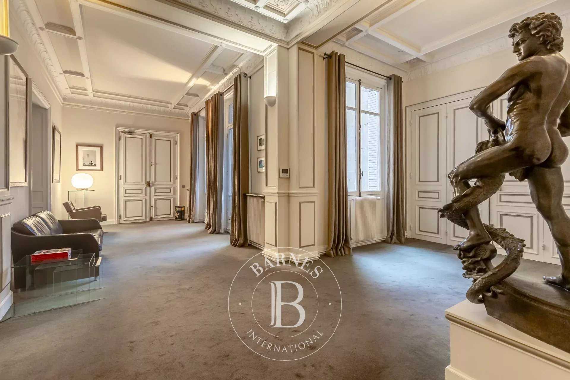 Paris  - Appartement 8 Pièces 5 Chambres