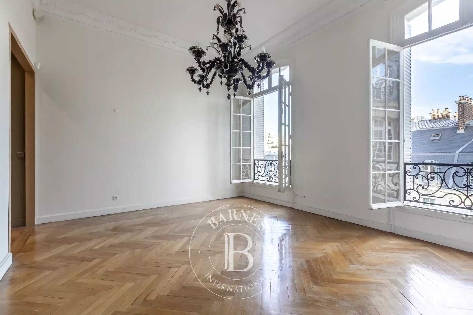 Paris  - Appartement 5 Pièces 3 Chambres