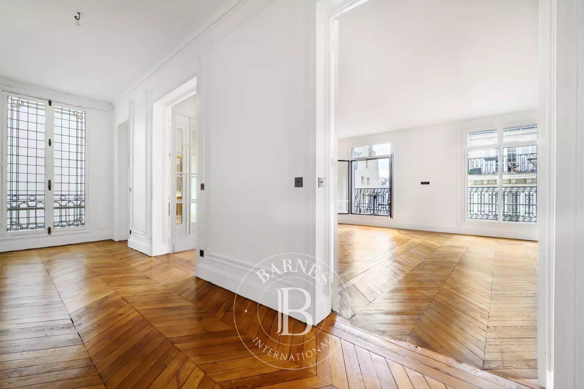 Paris  - Appartement 5 Pièces 3 Chambres