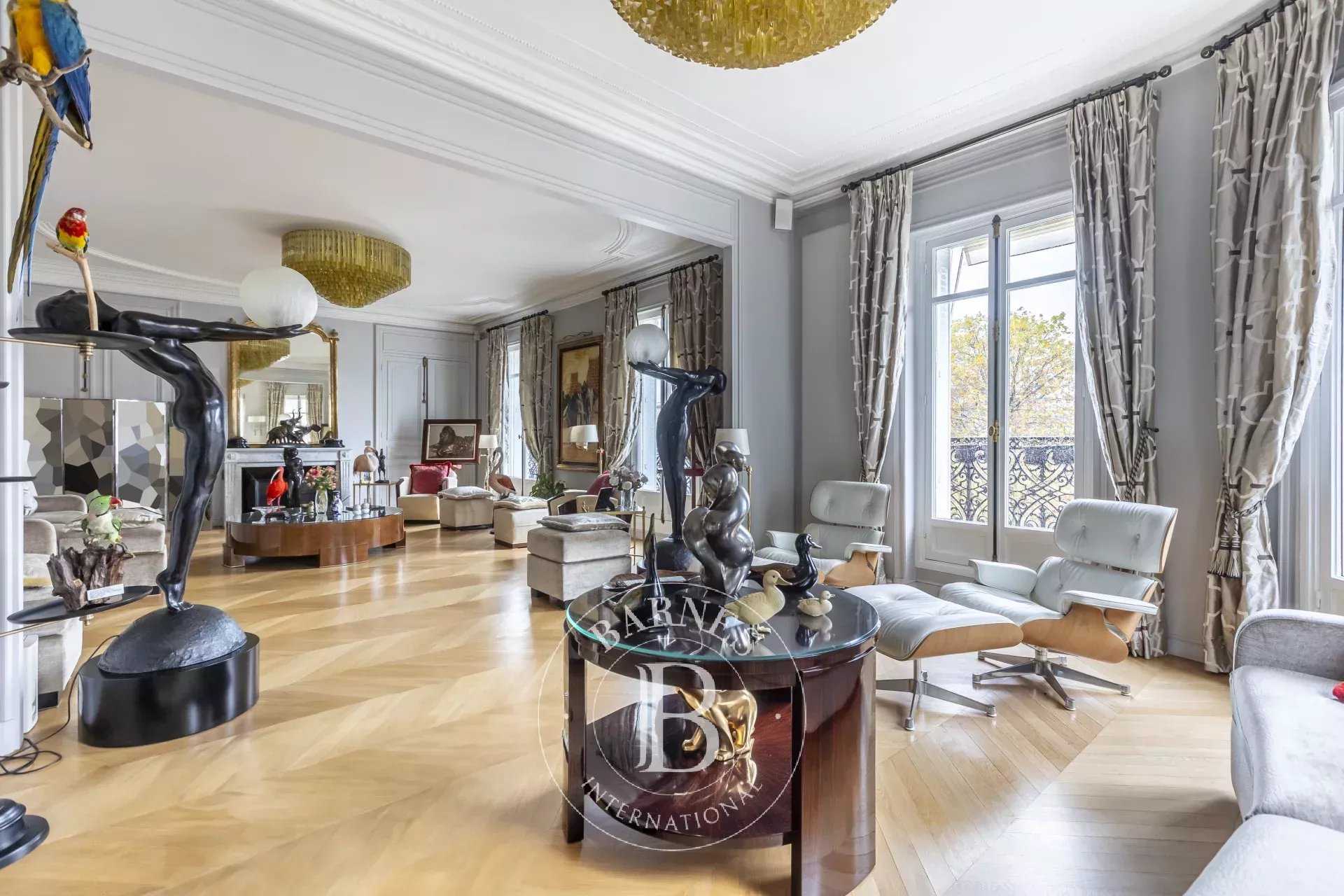Paris  - Appartement 7 Pièces 4 Chambres