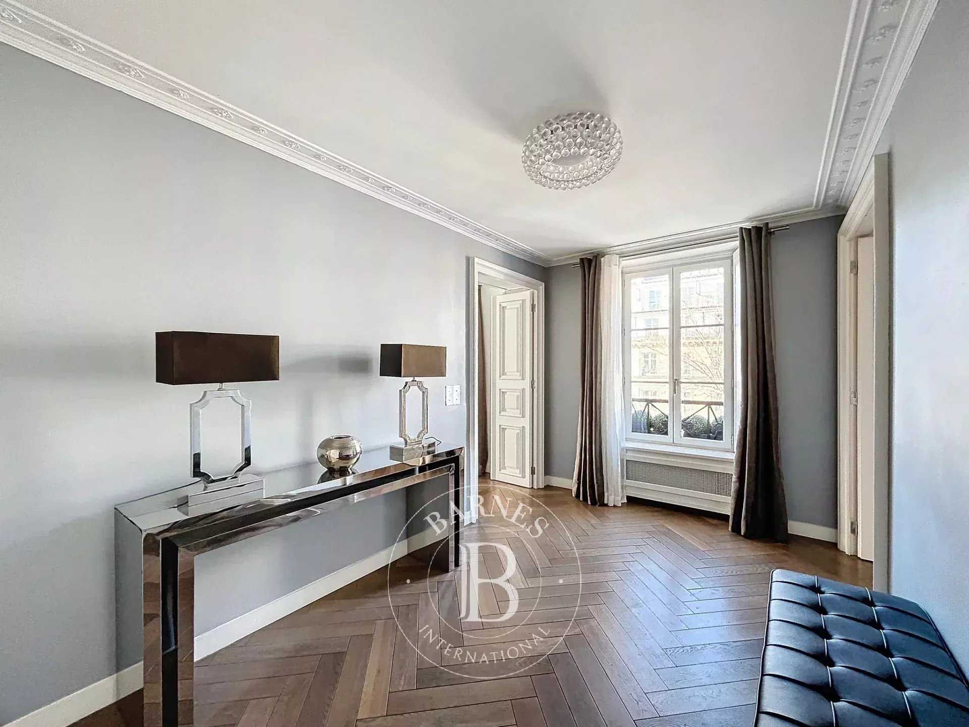 Paris  - Appartement 9 Pièces 6 Chambres