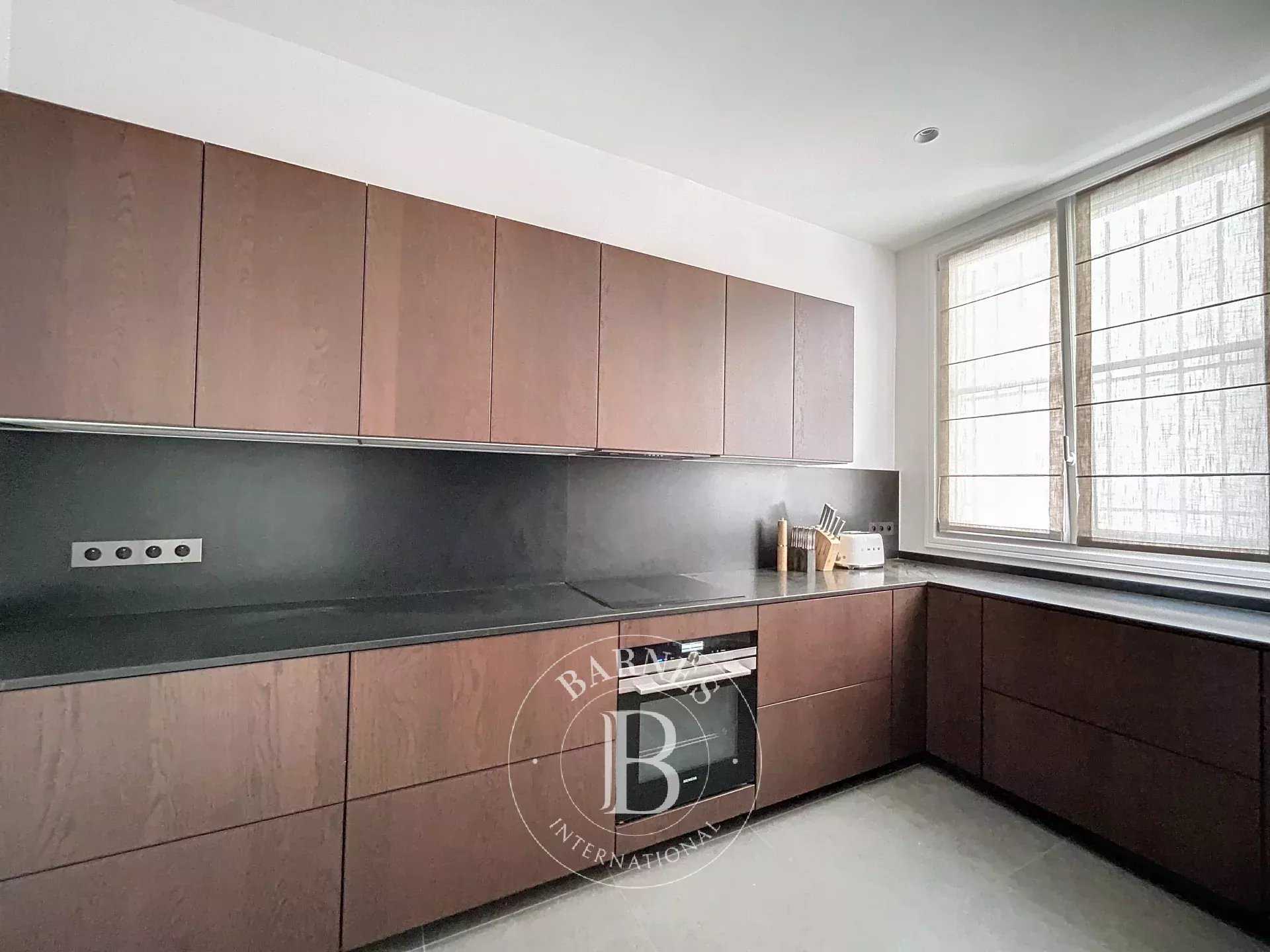 Paris  - Appartement 5 Pièces 4 Chambres