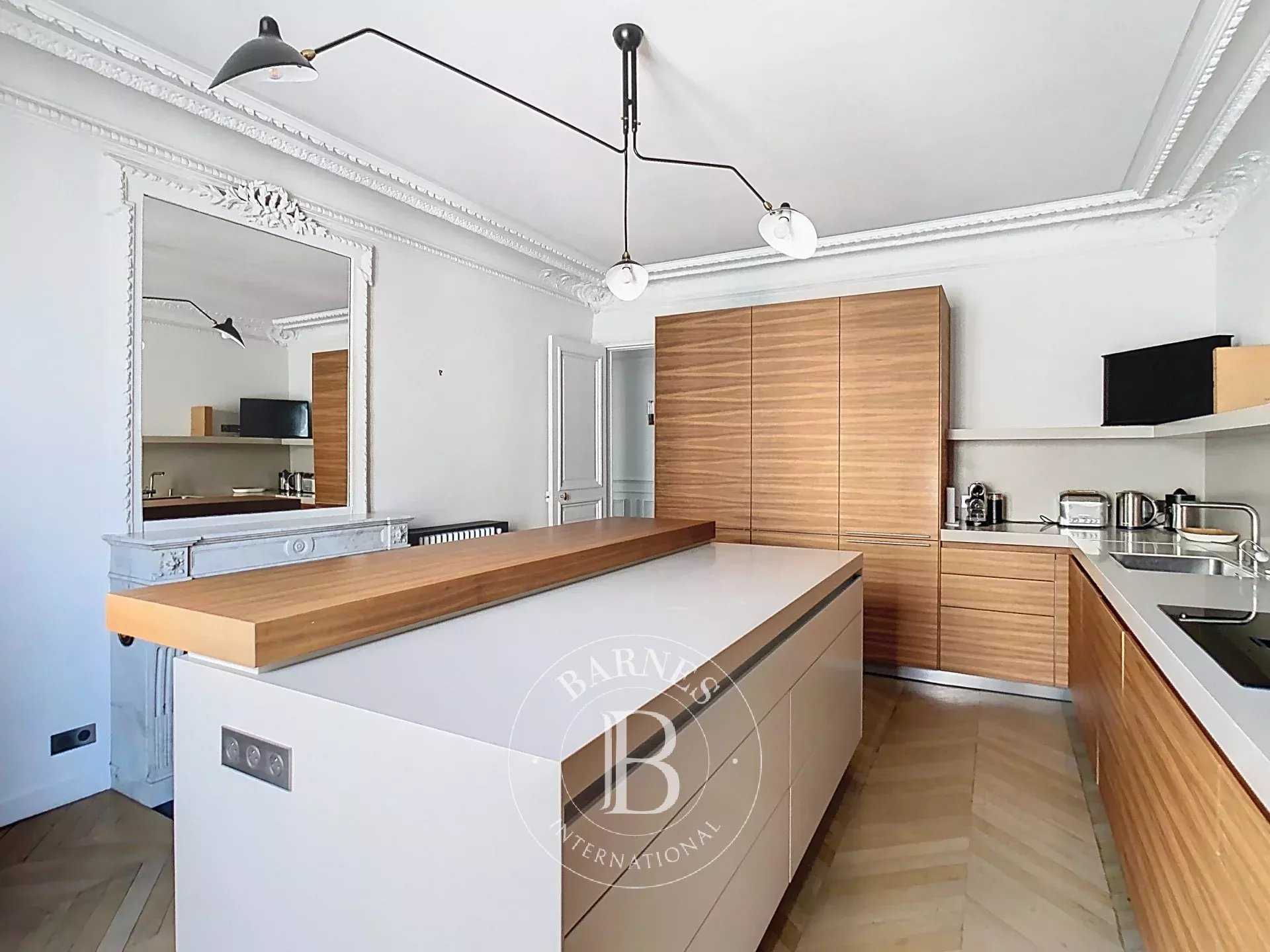 Paris  - Appartement 5 Pi&egrave;ces 3 Chambres