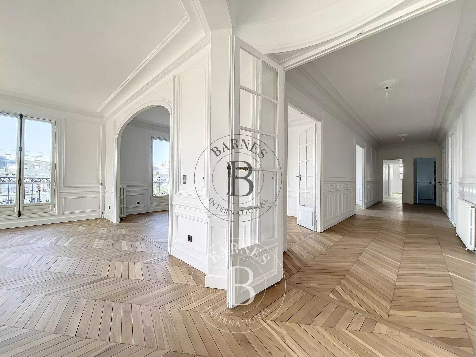 Paris  - Appartement 8 Pièces 5 Chambres