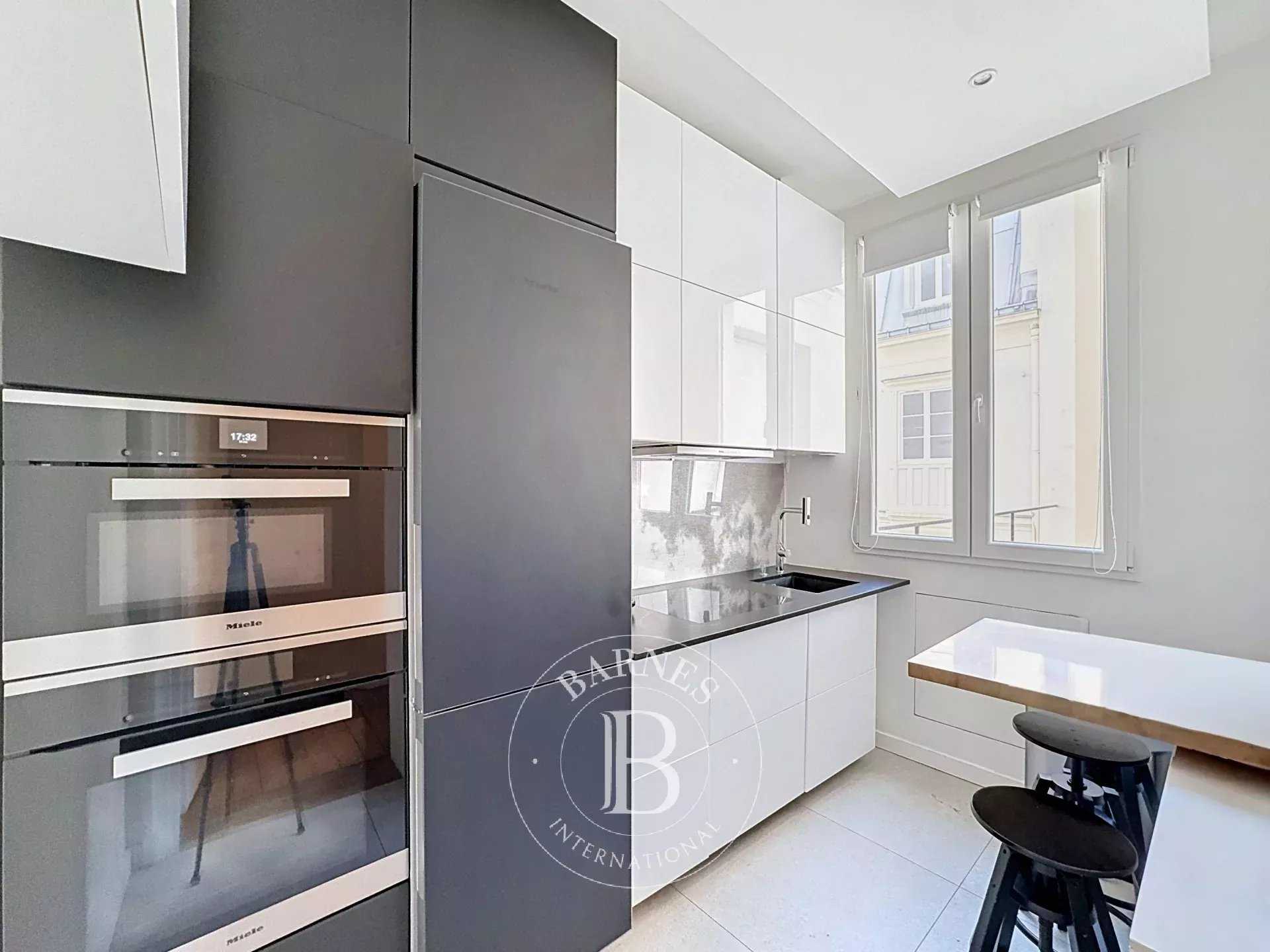 Paris  - Appartement 5 Pi&egrave;ces 2 Chambres