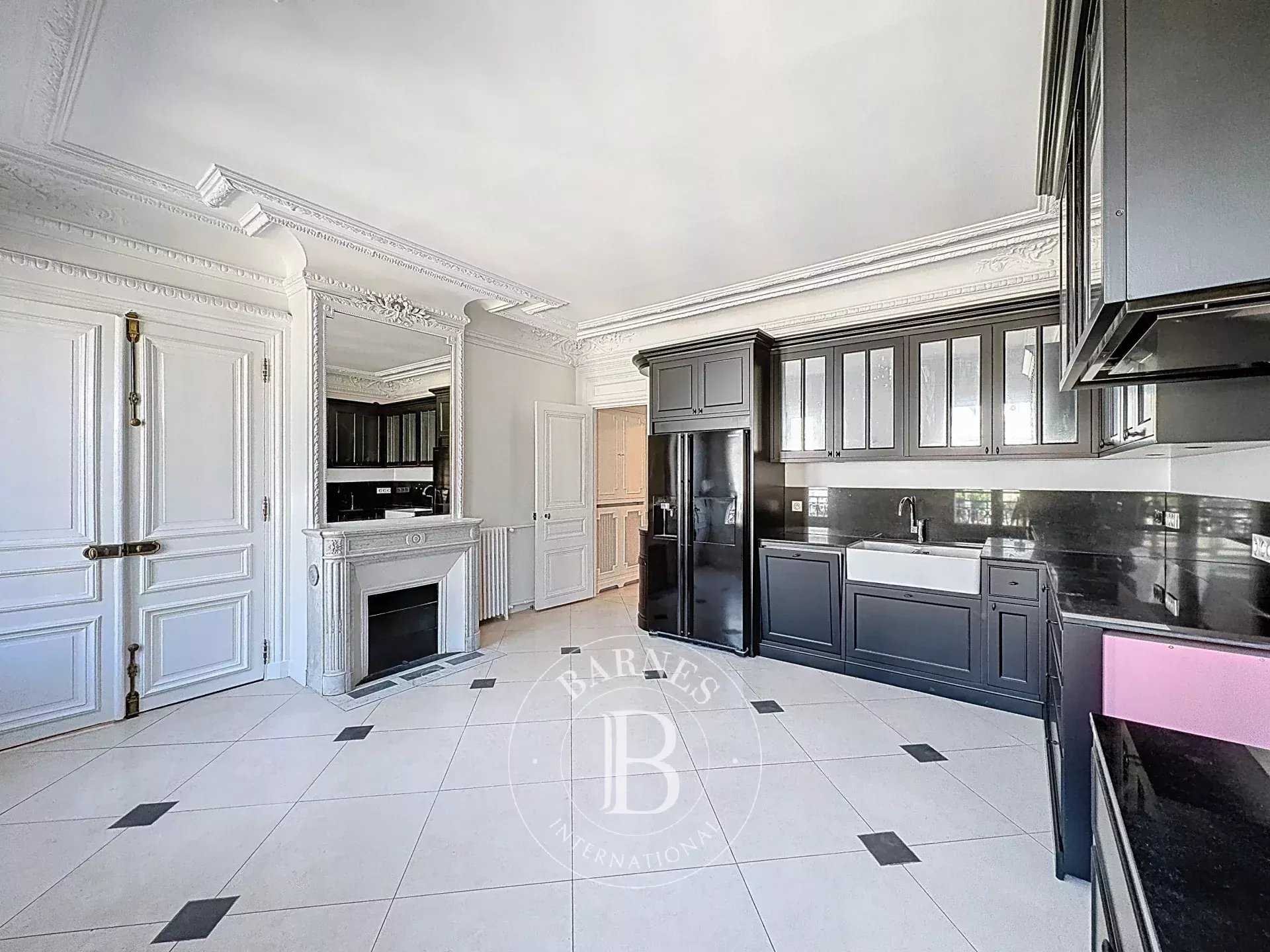 Paris  - Appartement 6 Pi&egrave;ces 3 Chambres