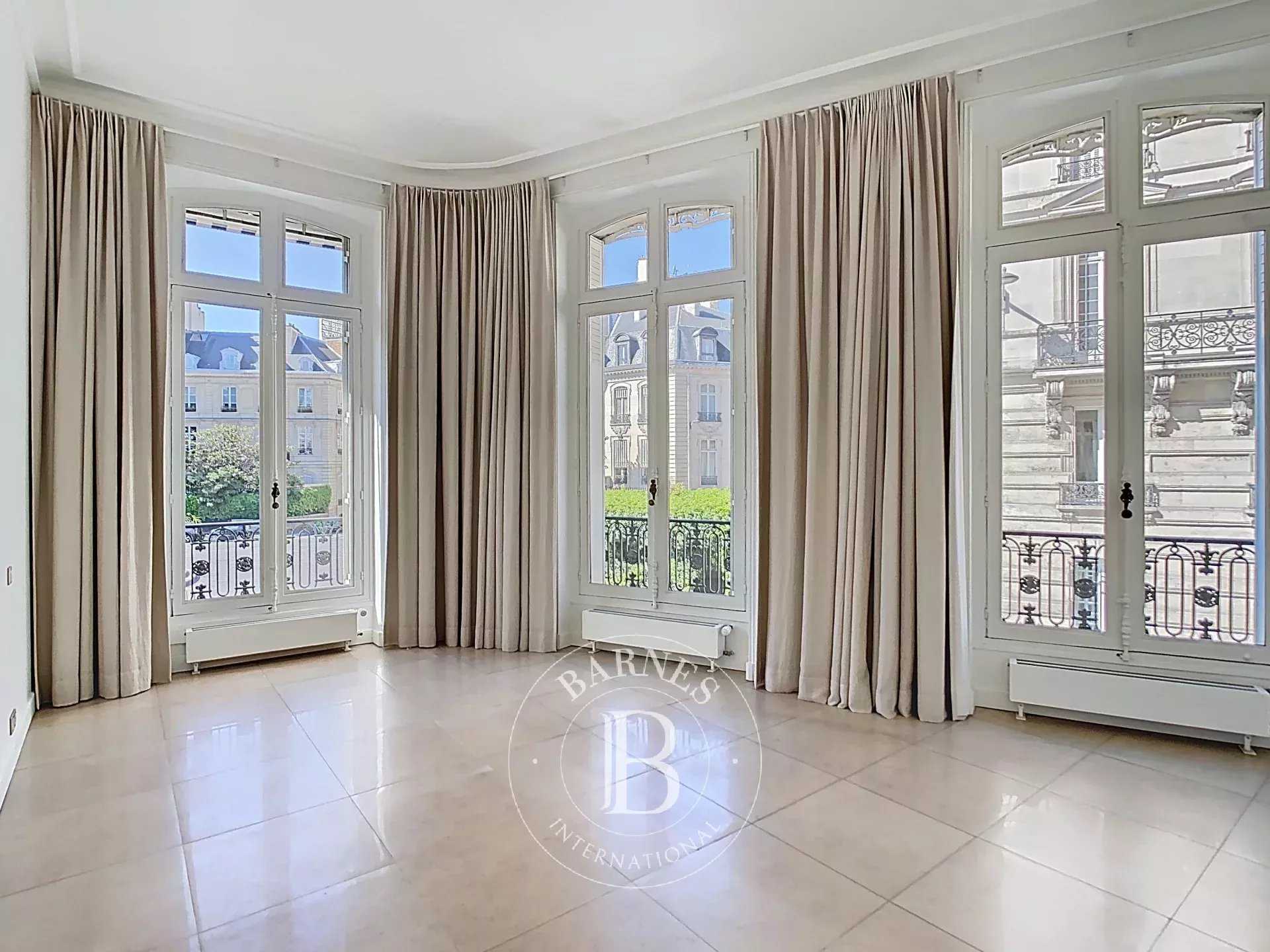 Paris  - Appartement 6 Pièces 4 Chambres