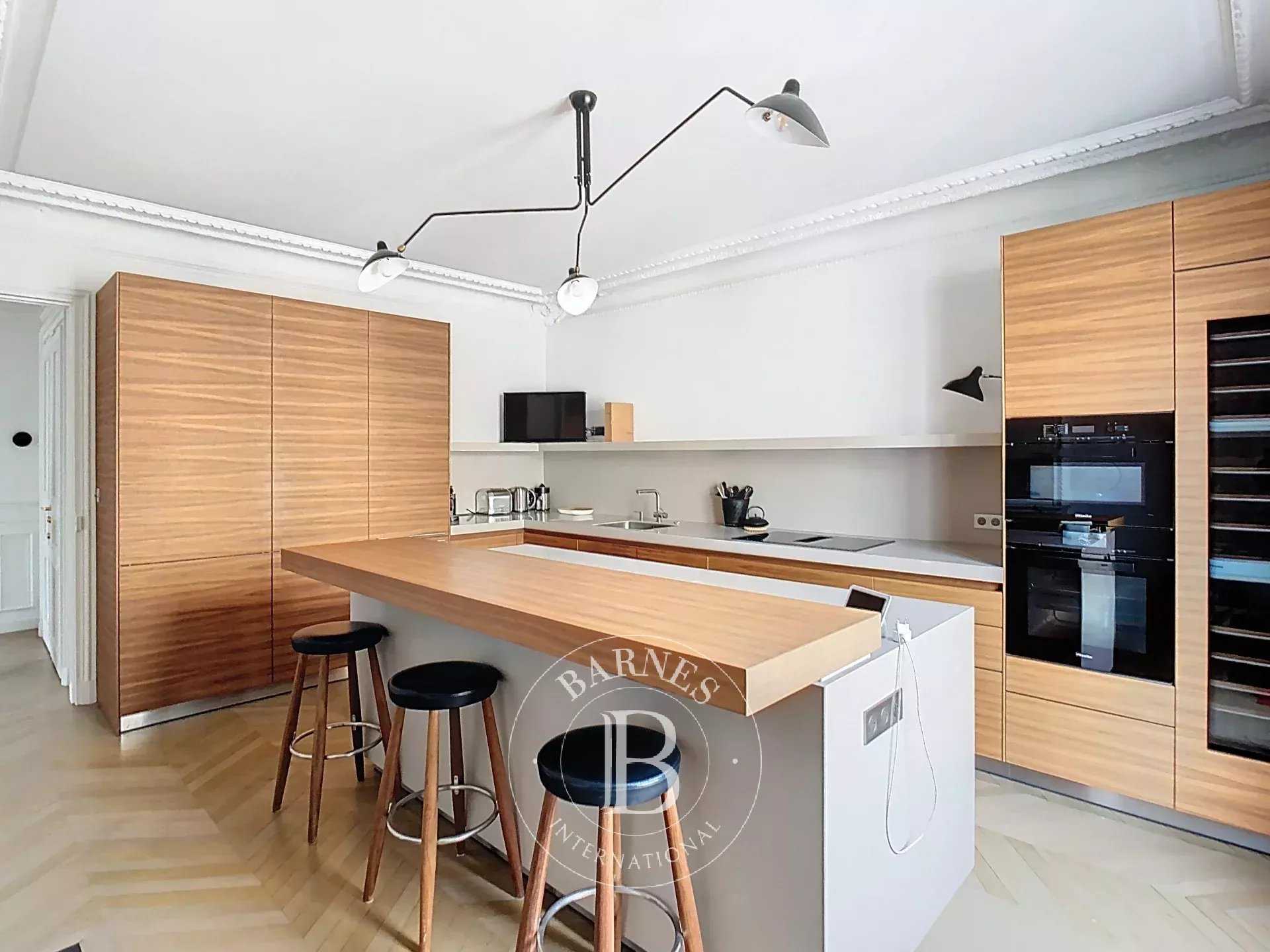 Paris  - Appartement 5 Pi&egrave;ces 3 Chambres