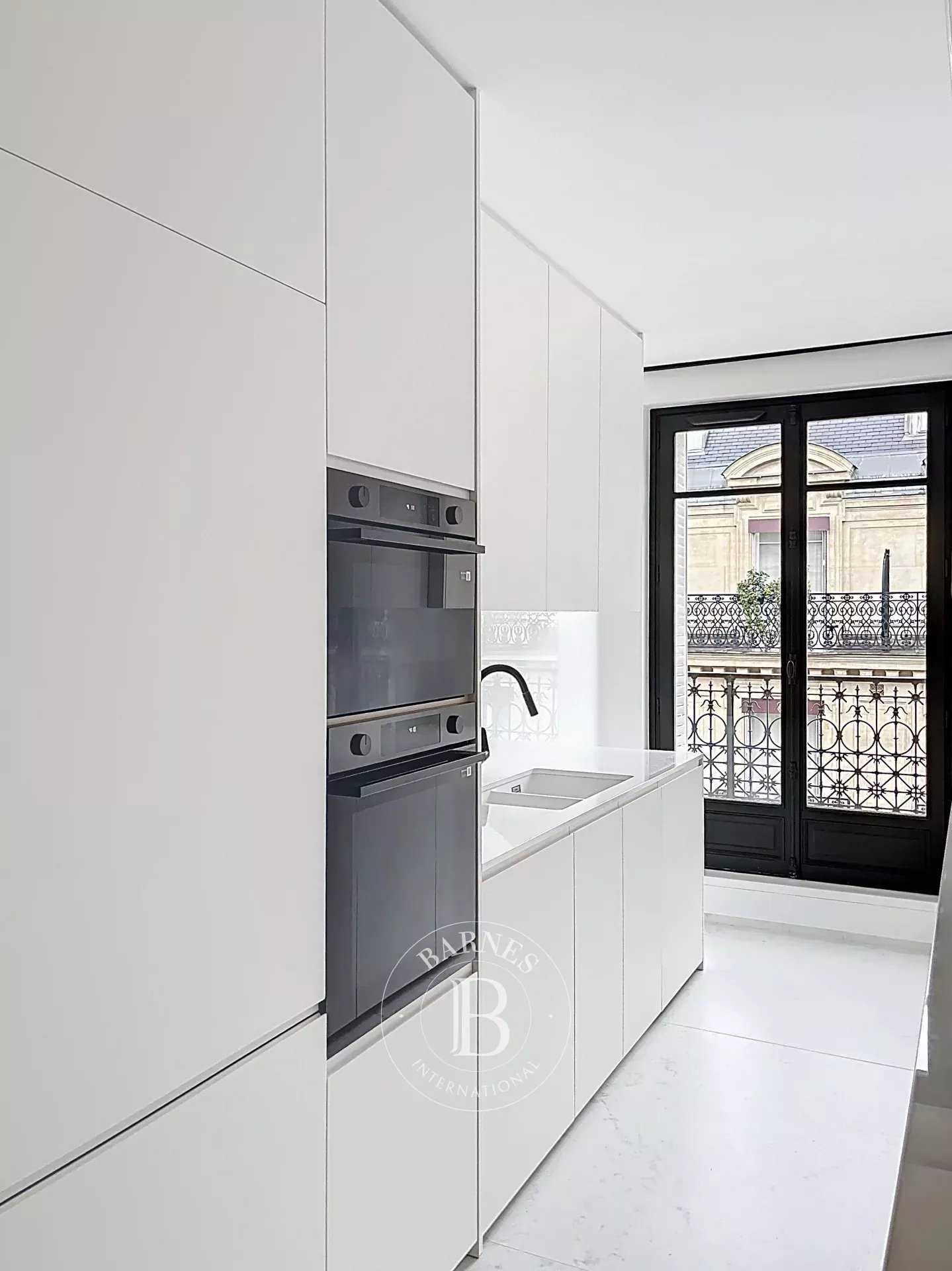 Paris  - Appartement 5 Pi&egrave;ces 3 Chambres