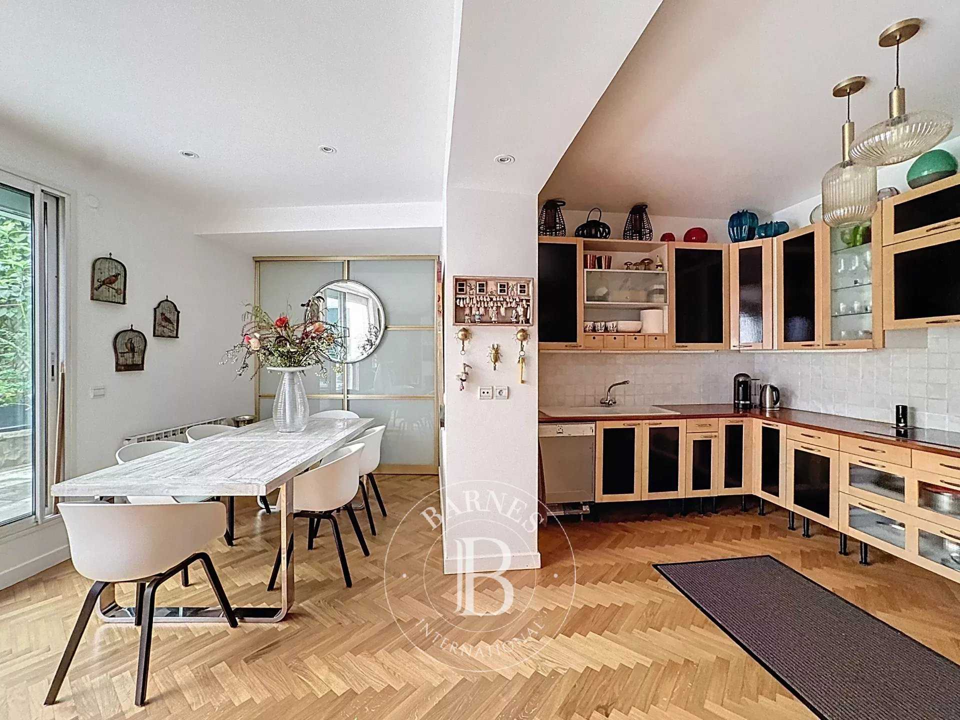 Paris  - Appartement 5 Pièces 3 Chambres