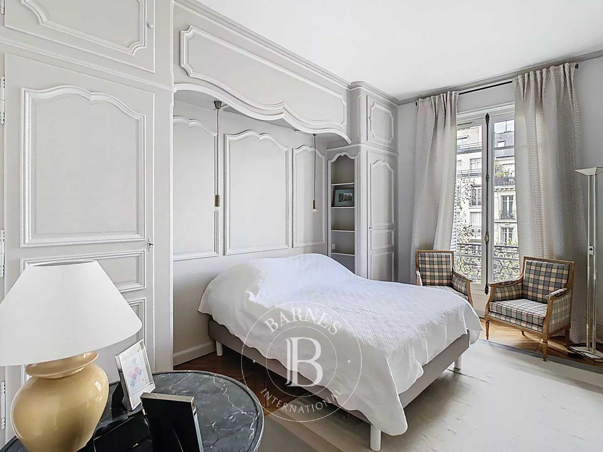 Paris  - Appartement 5 Pièces 3 Chambres