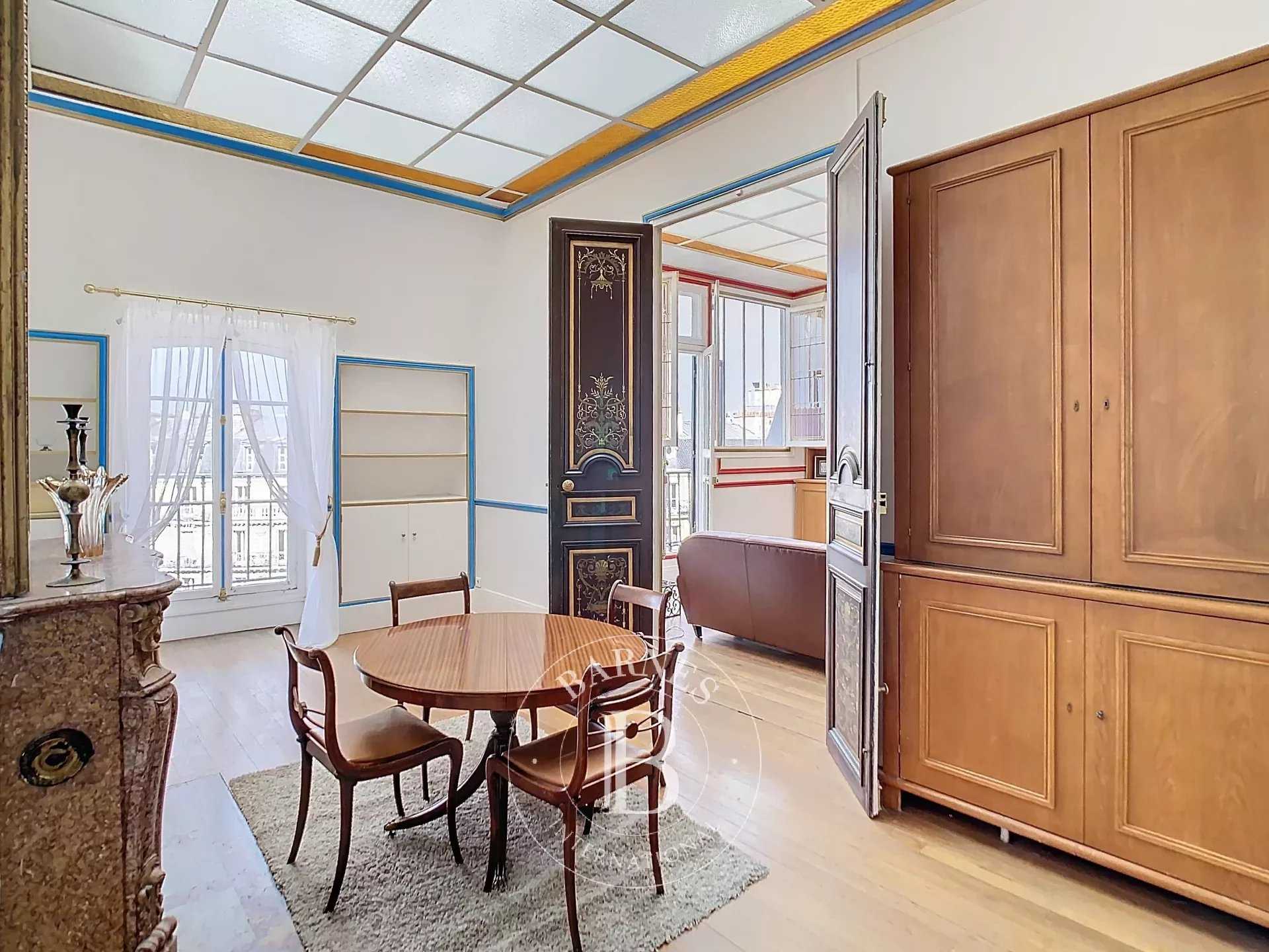 Paris  - Appartement 5 Pièces 3 Chambres