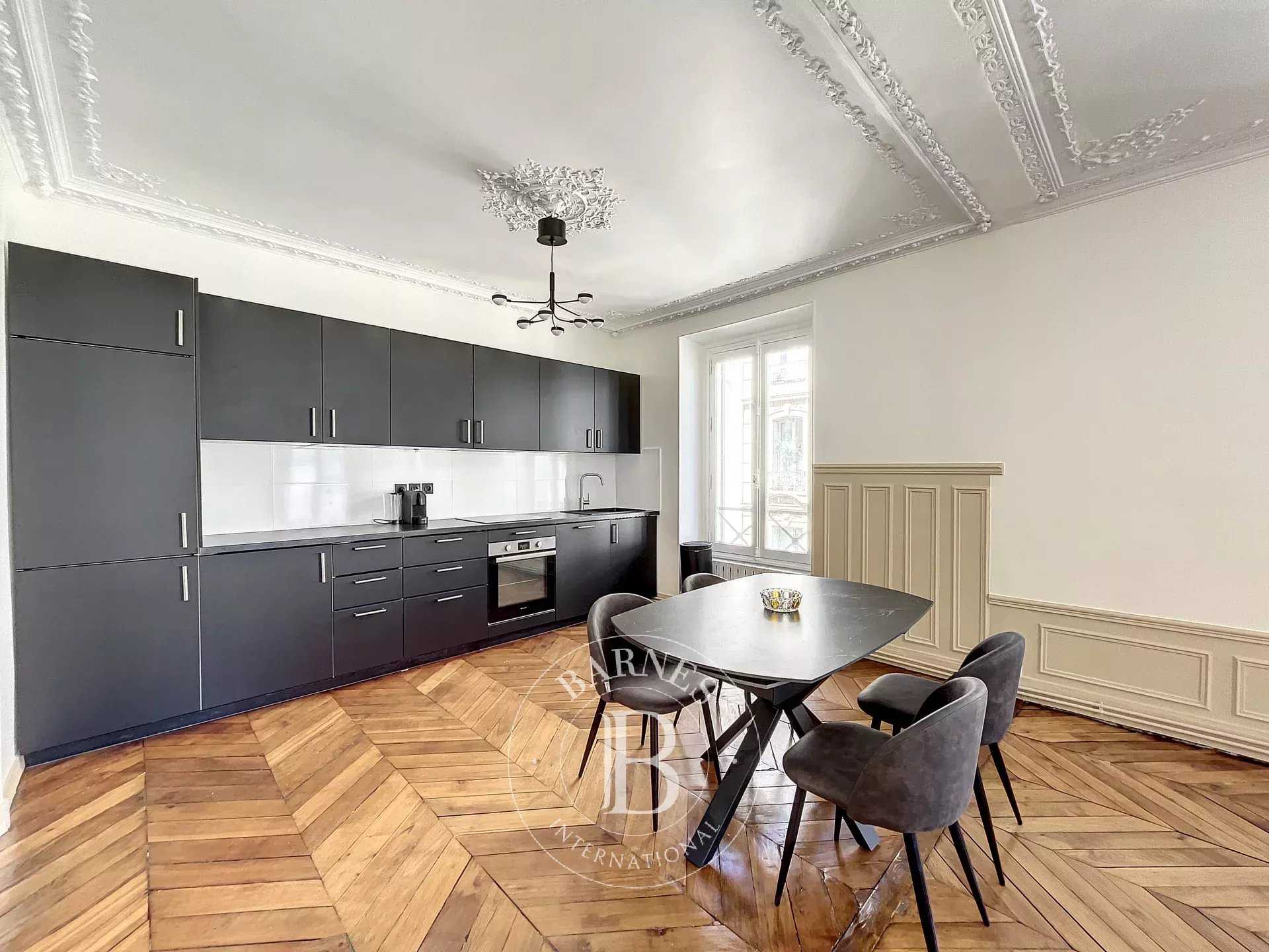 Paris  - Appartement 3 Pi&egrave;ces 2 Chambres