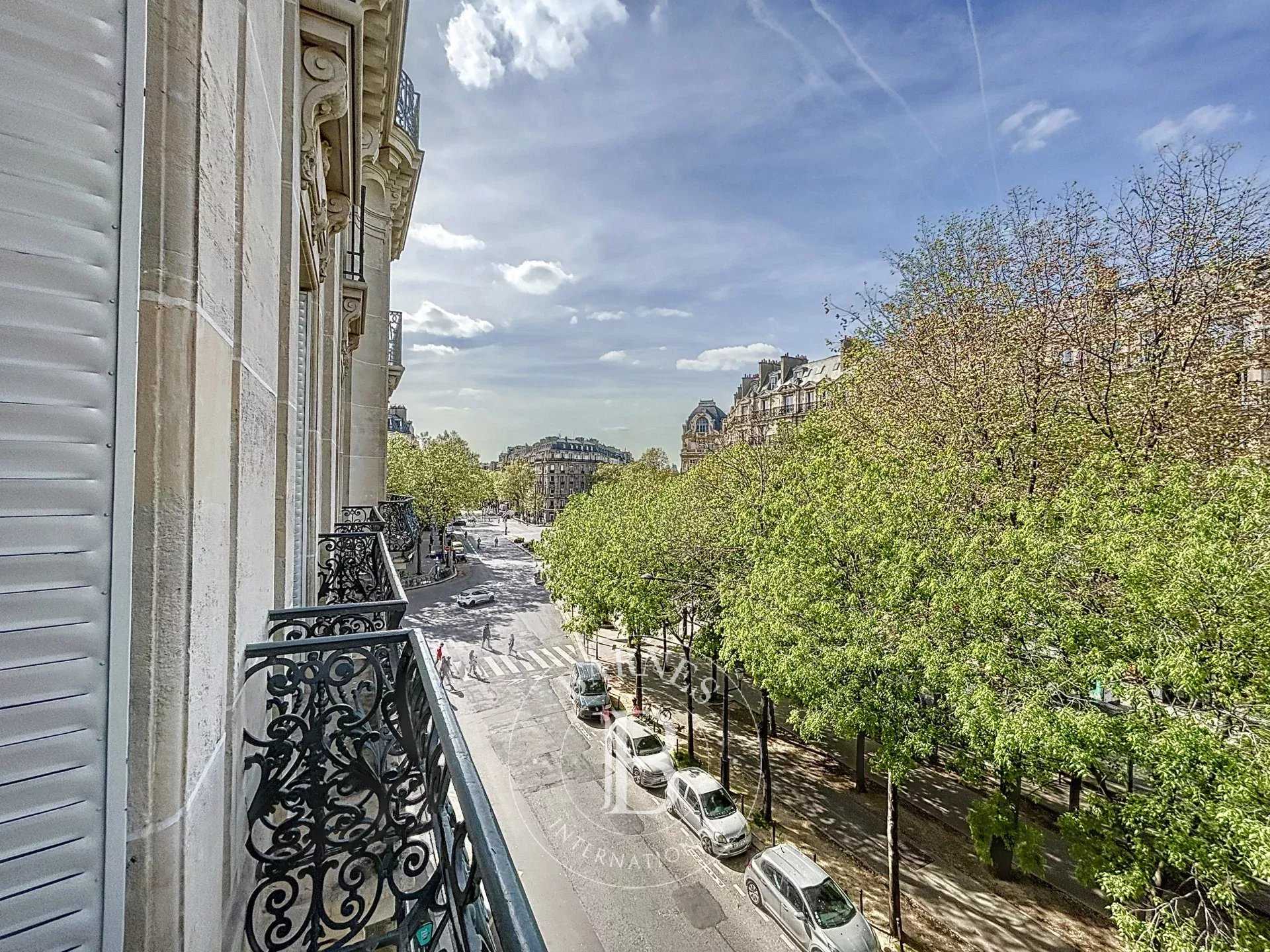 Paris  - Appartement 5 Pièces 4 Chambres