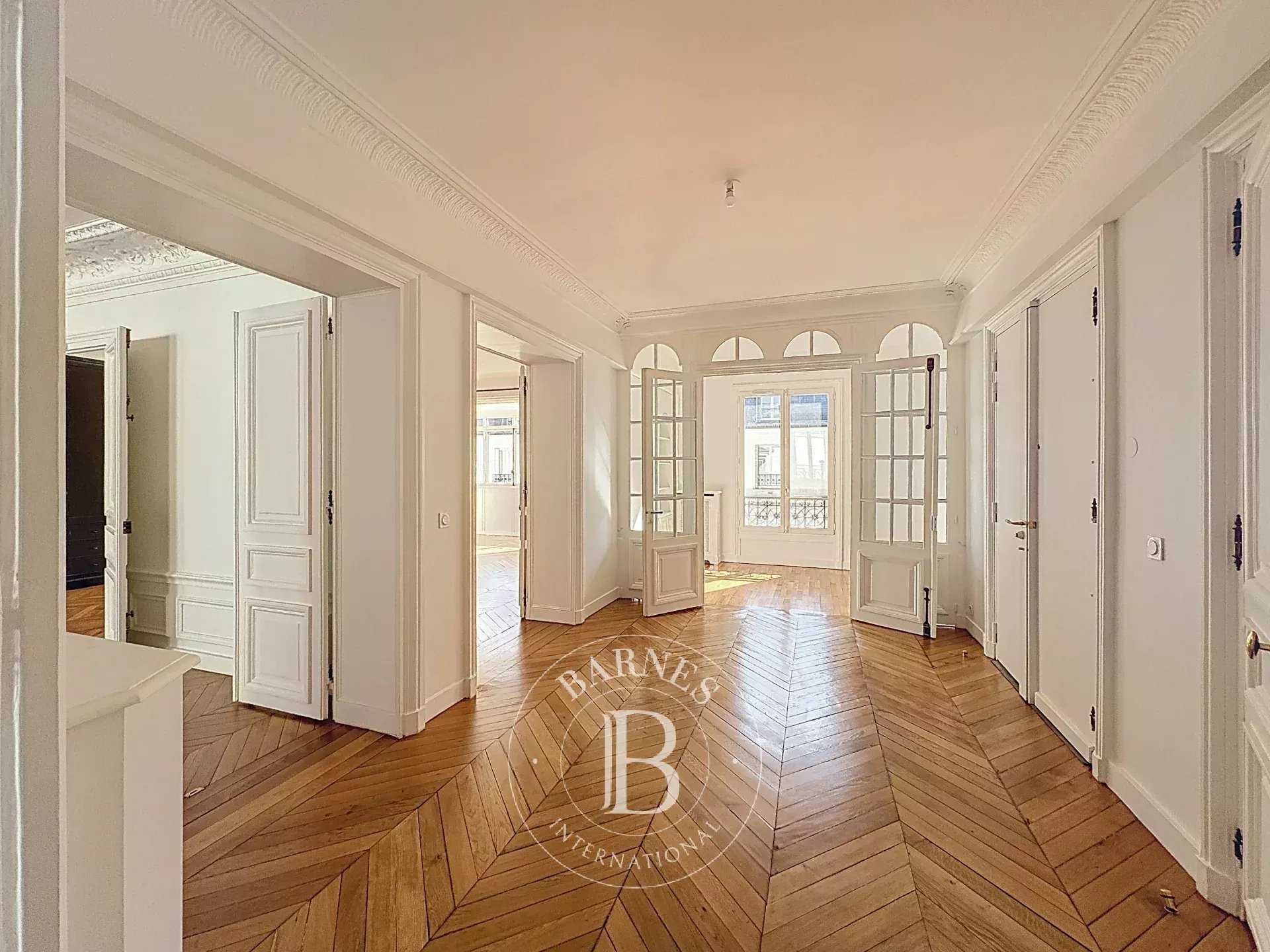 Paris  - Appartement 6 Pi&egrave;ces 3 Chambres