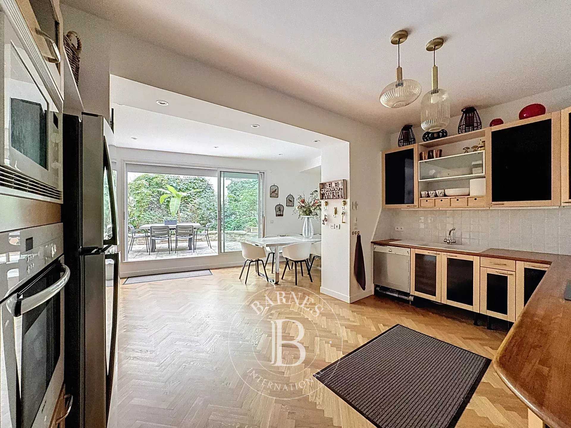 Paris  - Appartement 5 Pièces 3 Chambres