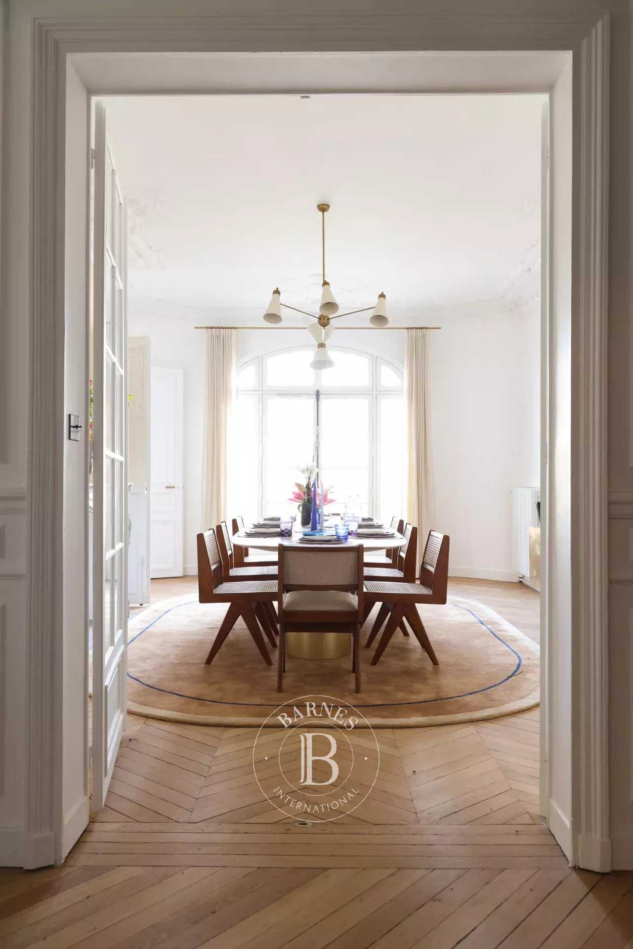 Paris  - Appartement 8 Pièces 5 Chambres