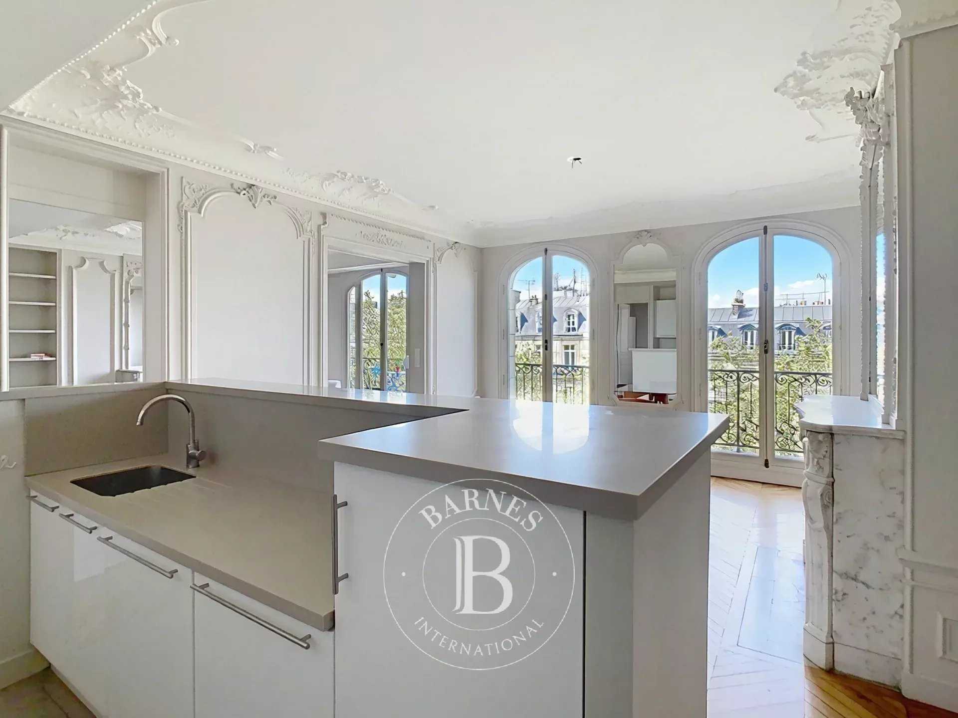 Paris  - Appartement 5 Pi&egrave;ces 3 Chambres