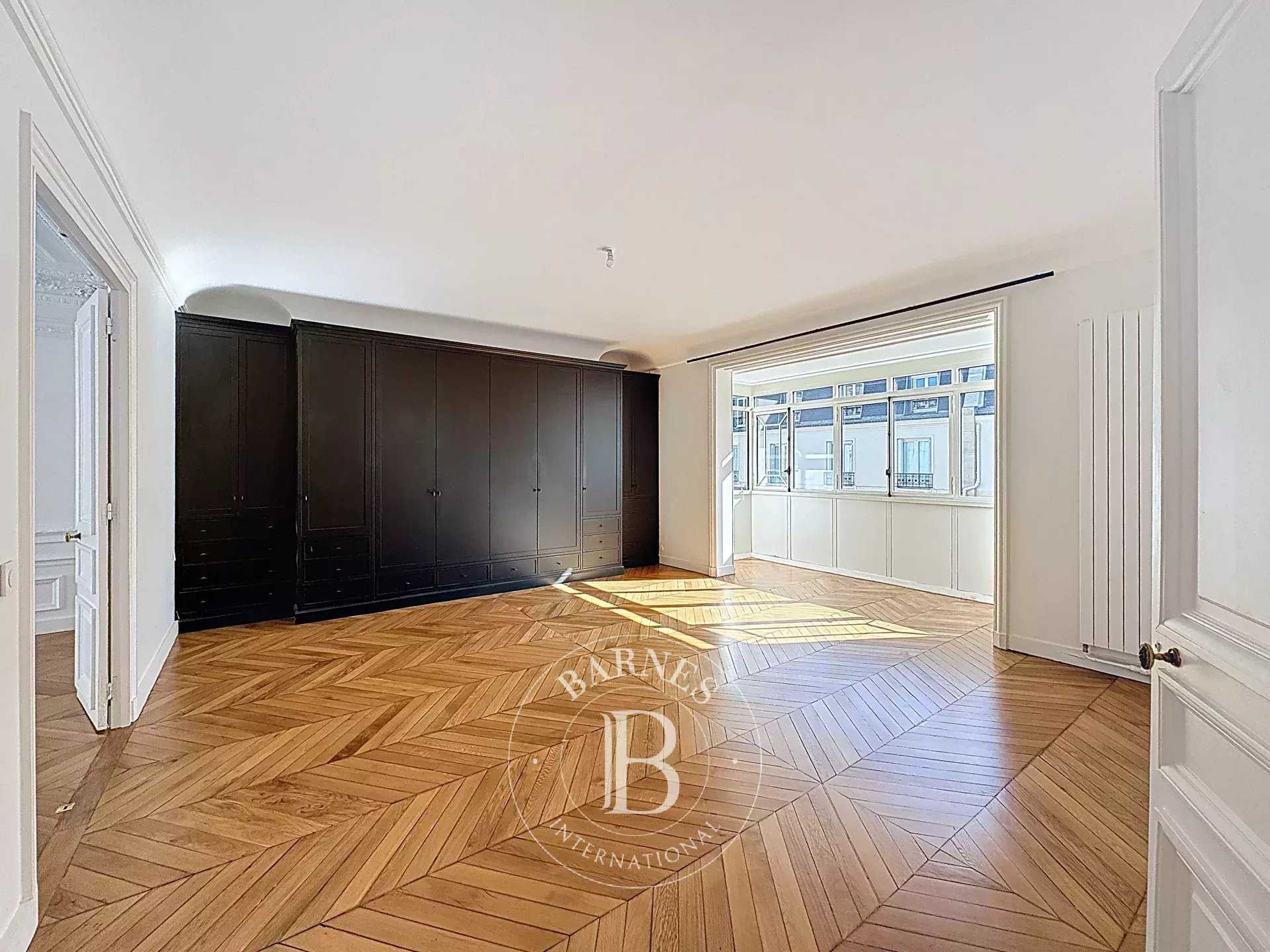 Paris  - Appartement 6 Pi&egrave;ces 3 Chambres