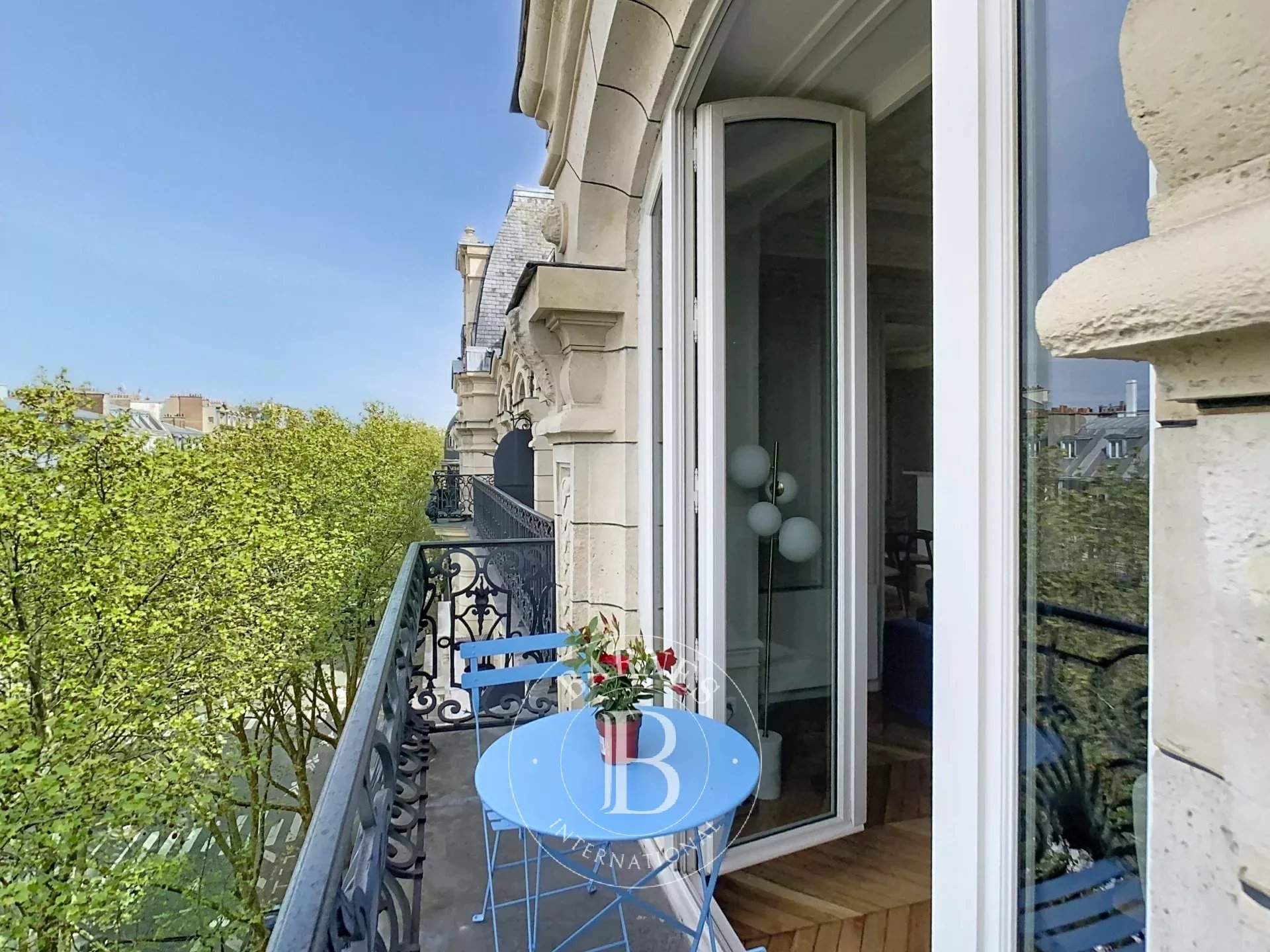 Paris  - Appartement 5 Pi&egrave;ces 3 Chambres - picture 1