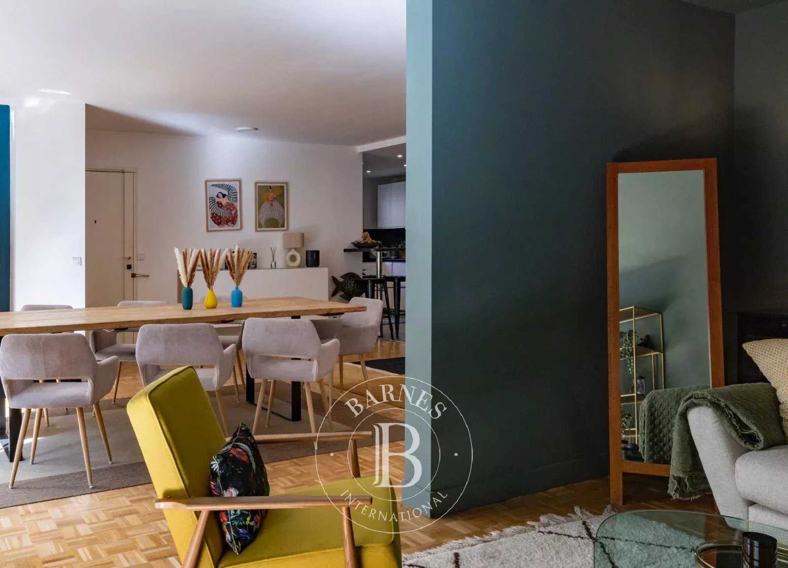 Paris  - Appartement 5 Pièces 4 Chambres