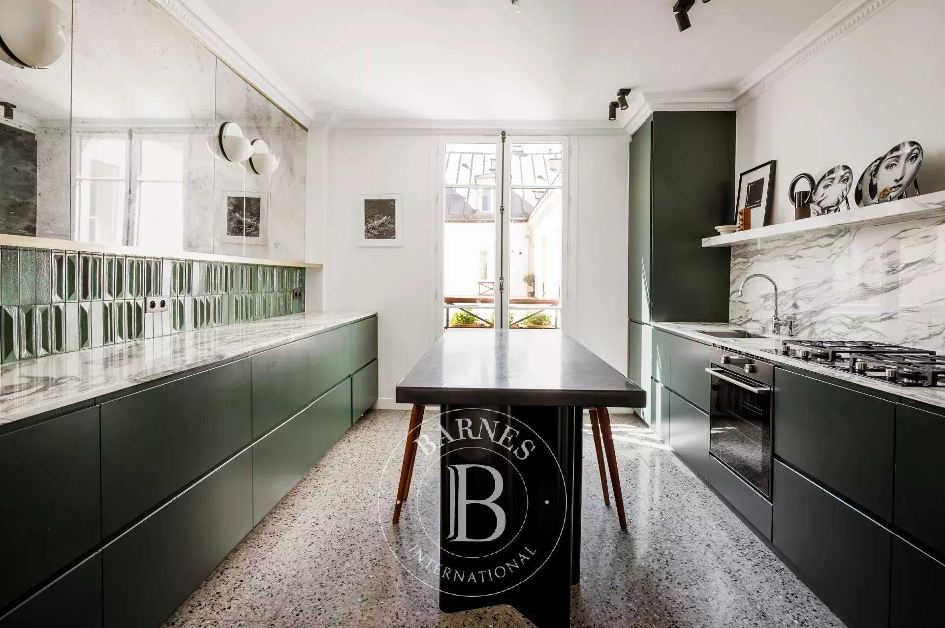 Paris  - Appartement 4 Pi&egrave;ces 2 Chambres