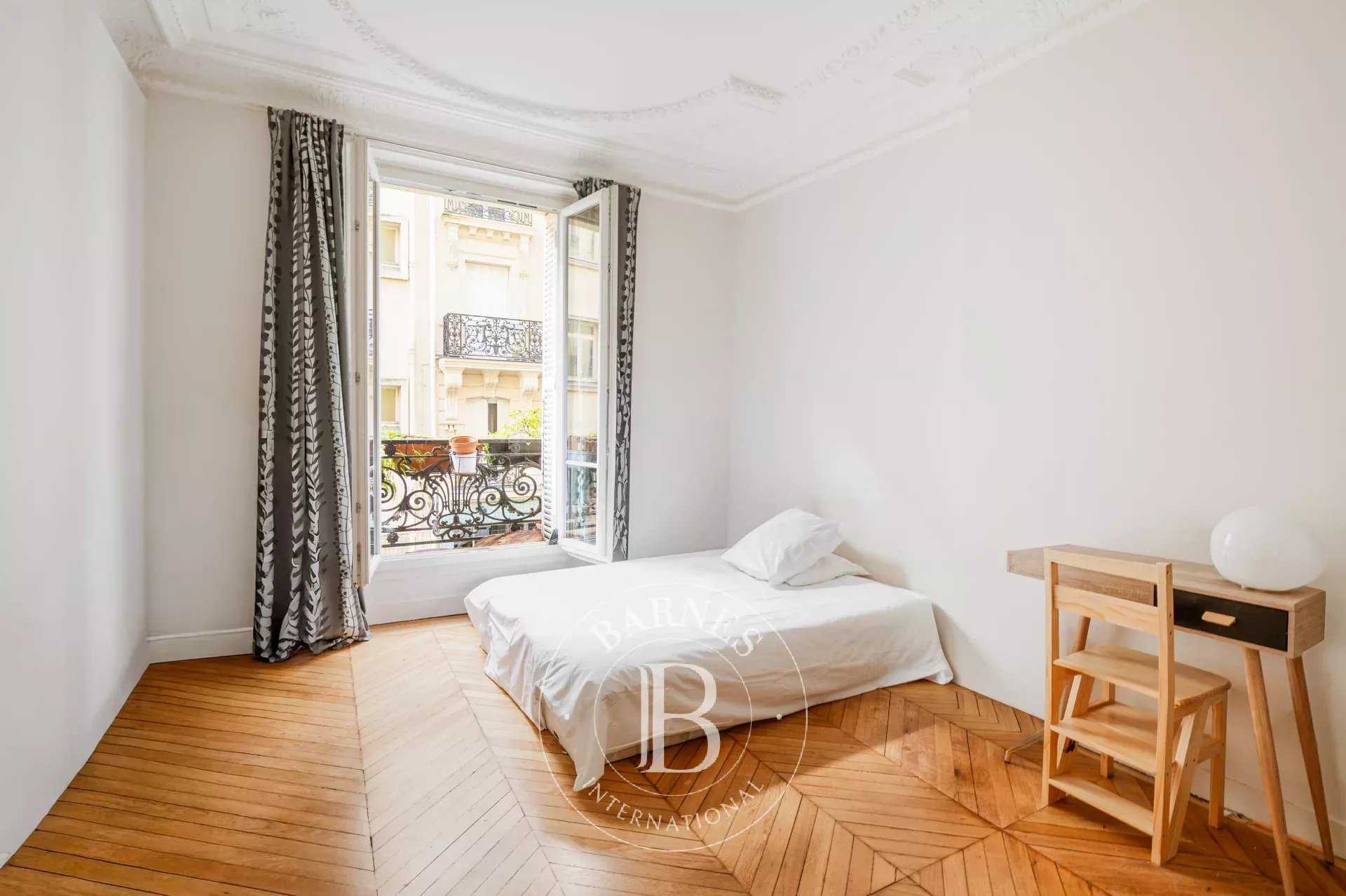 Paris  - Appartement 5 Pi&egrave;ces 3 Chambres