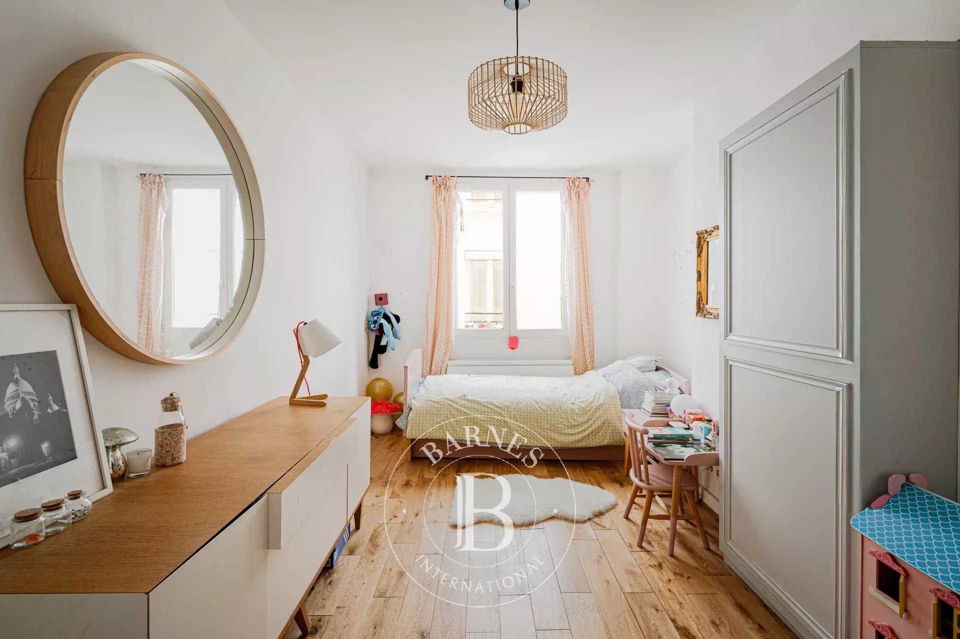 Paris  - Appartement 4 Pi&egrave;ces 3 Chambres