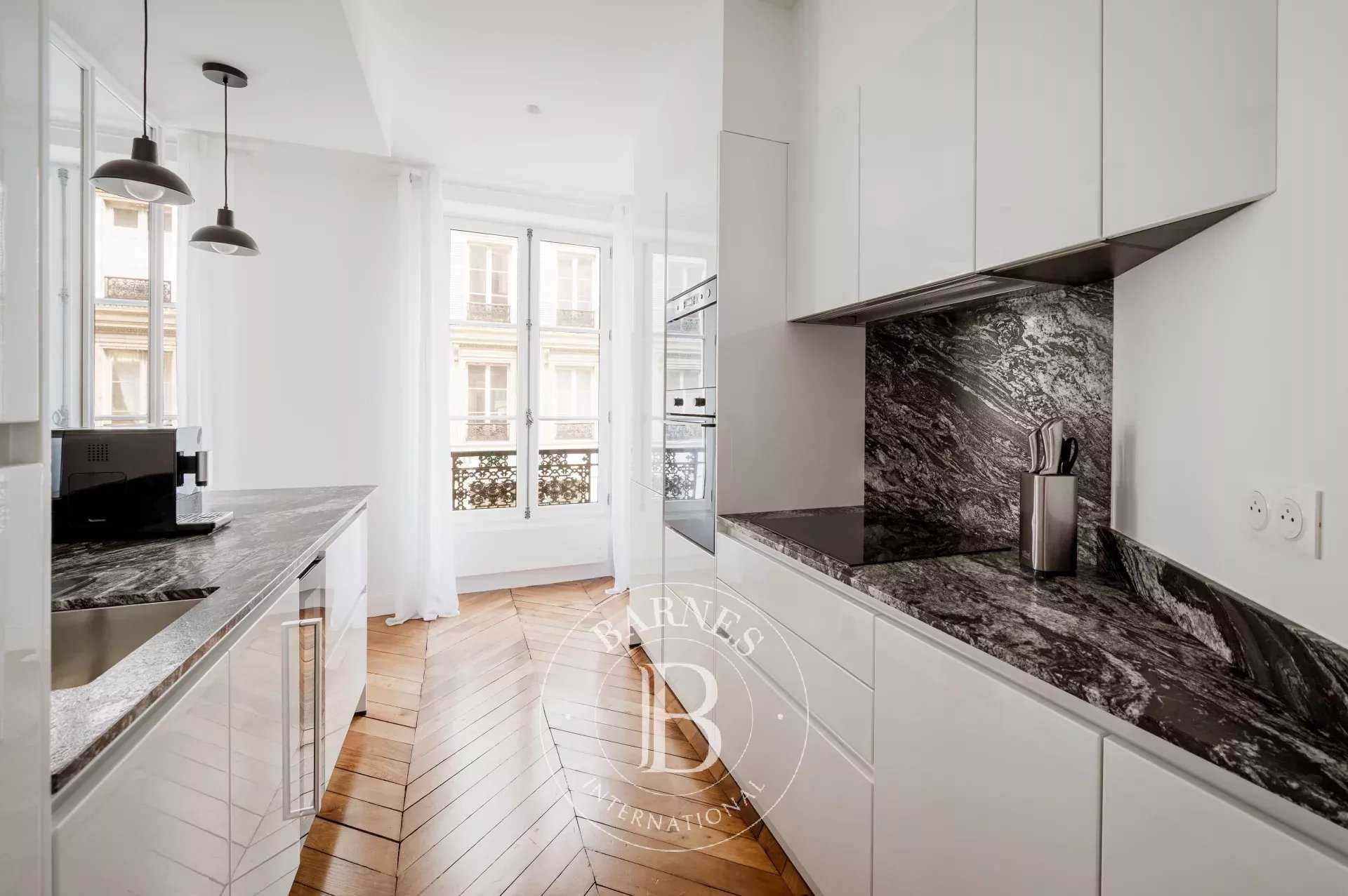 Paris  - Appartement 5 Pi&egrave;ces 2 Chambres