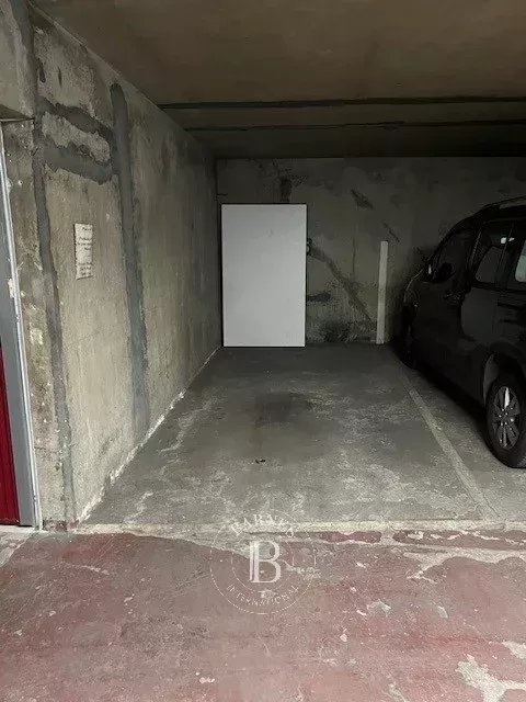 Paris  - Parking  - picture 1