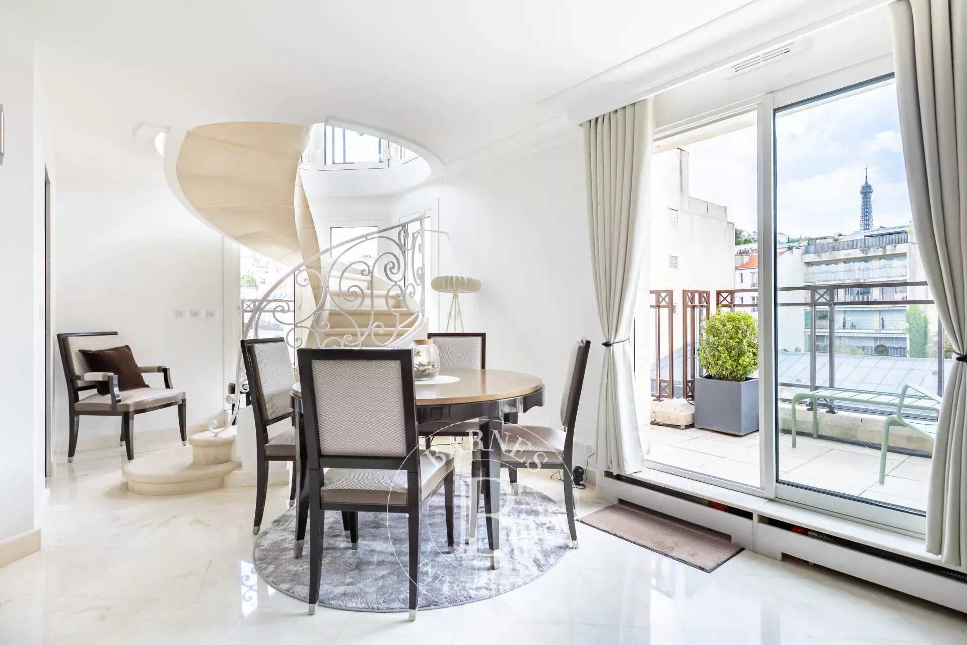 Paris  - Appartement 4 Pièces 2 Chambres