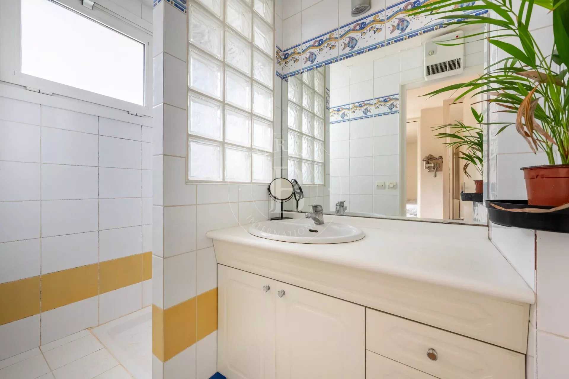 Paris  - Appartement 2 Pièces, 1 Chambre