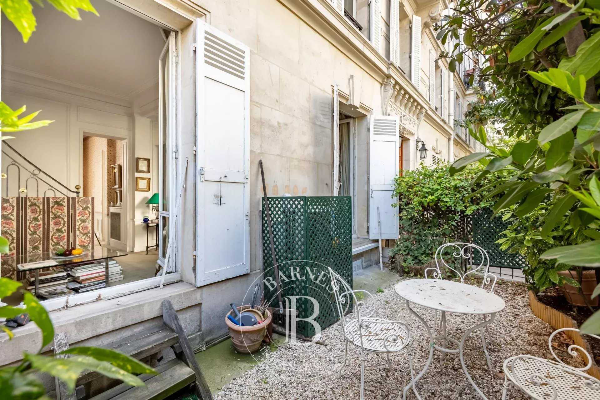 Paris  - Appartement 5 Pi&egrave;ces 2 Chambres