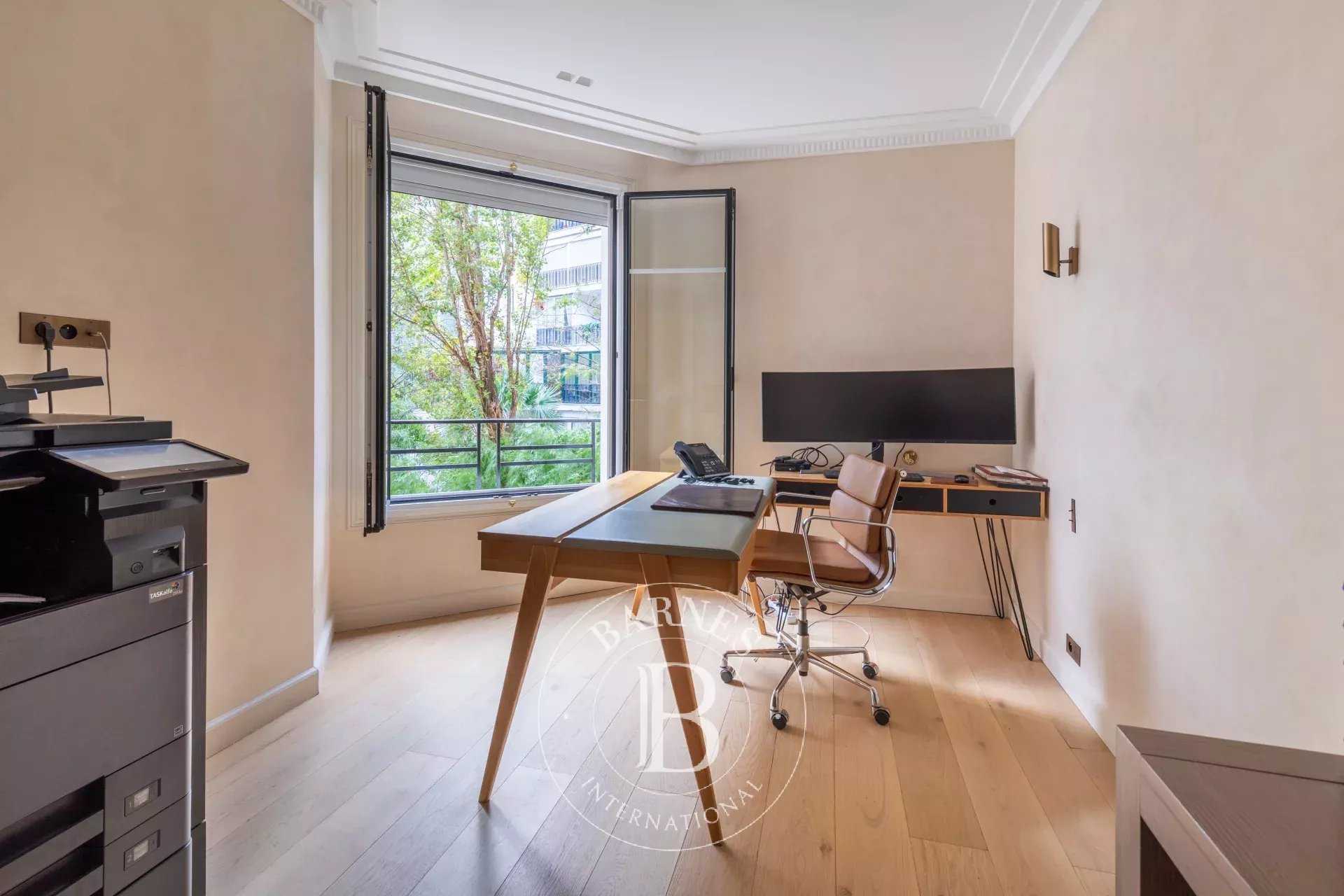 Paris  - Appartement 3 Pièces 2 Chambres
