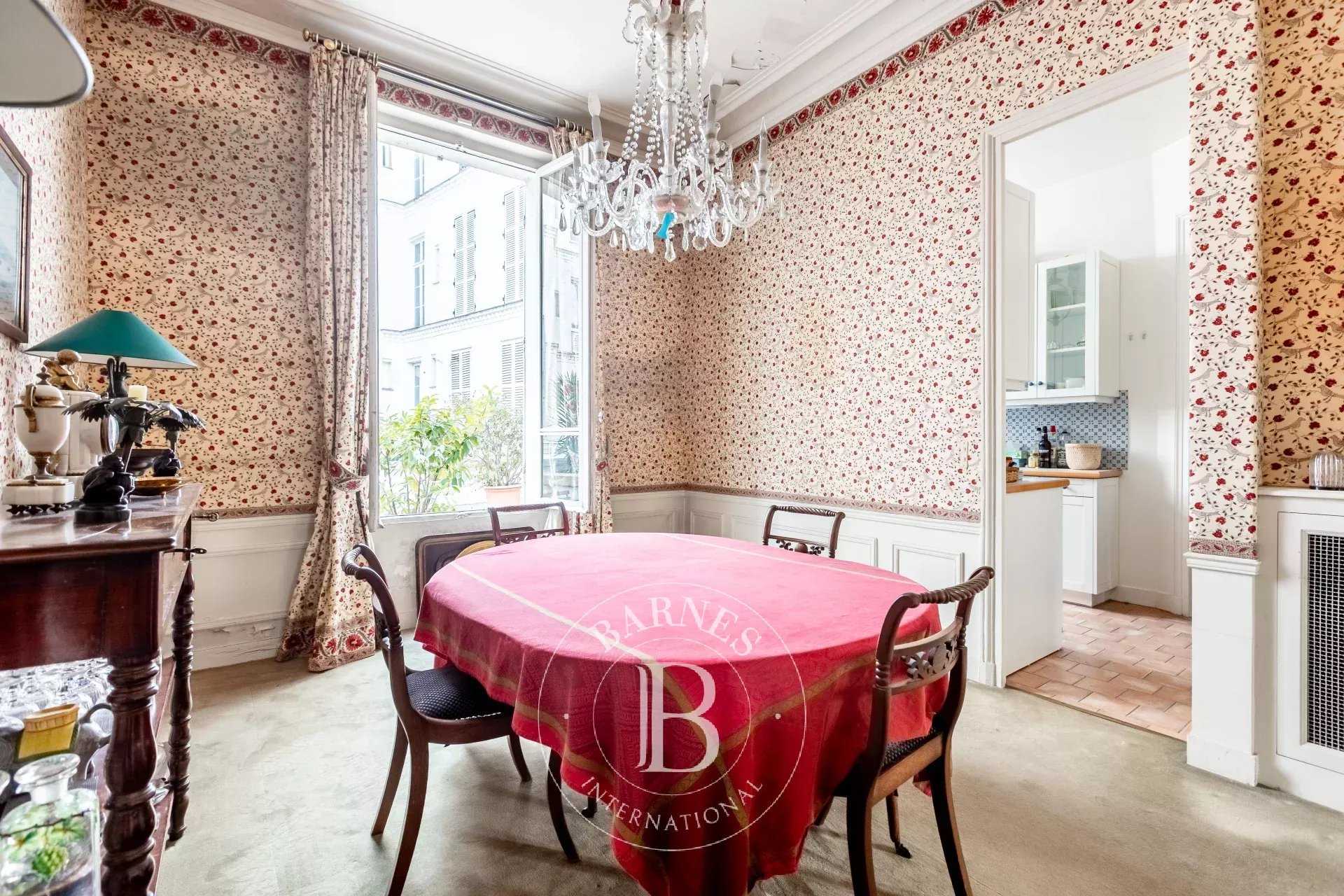 Paris  - Appartement 5 Pi&egrave;ces 2 Chambres