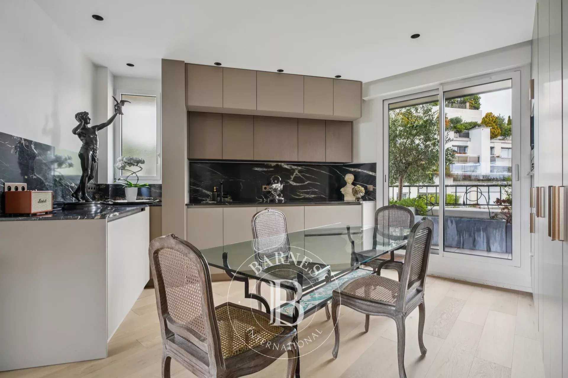 Paris  - Appartement 3 Pi&egrave;ces 2 Chambres