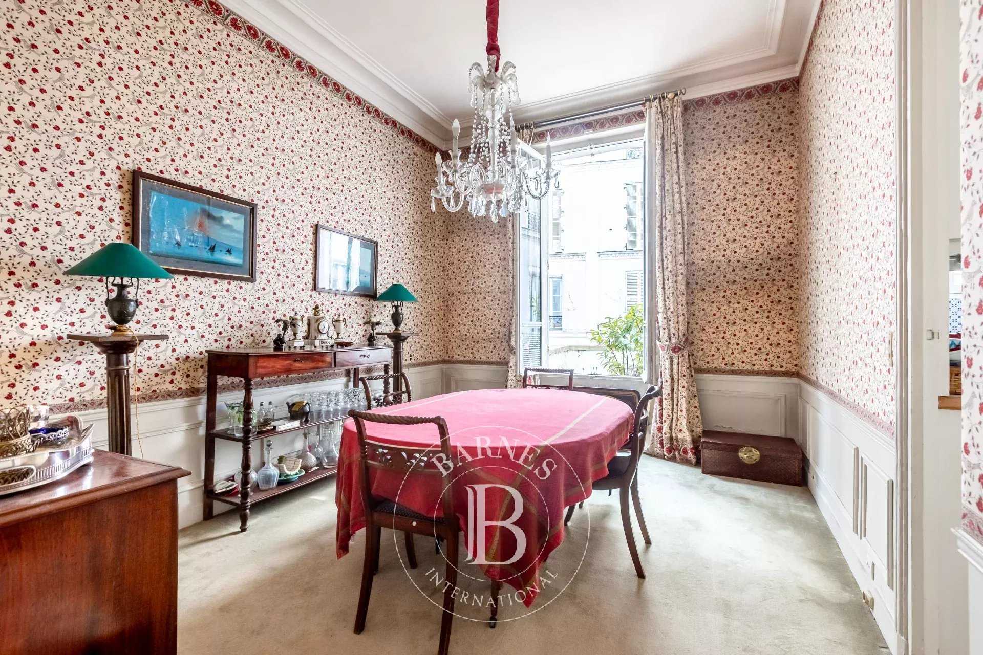 Paris  - Appartement 5 Pi&egrave;ces 2 Chambres