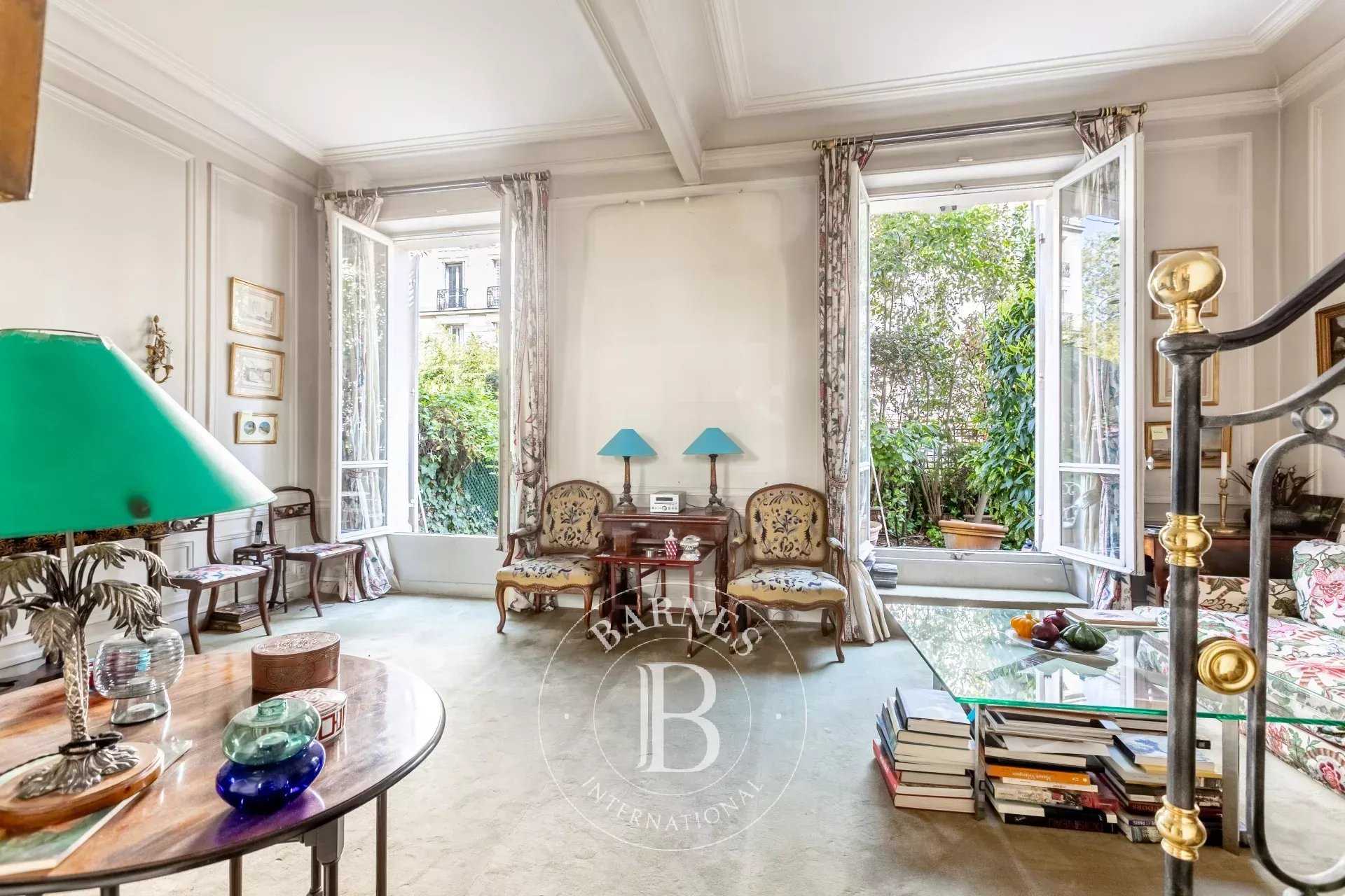 Paris  - Appartement 5 Pi&egrave;ces 2 Chambres