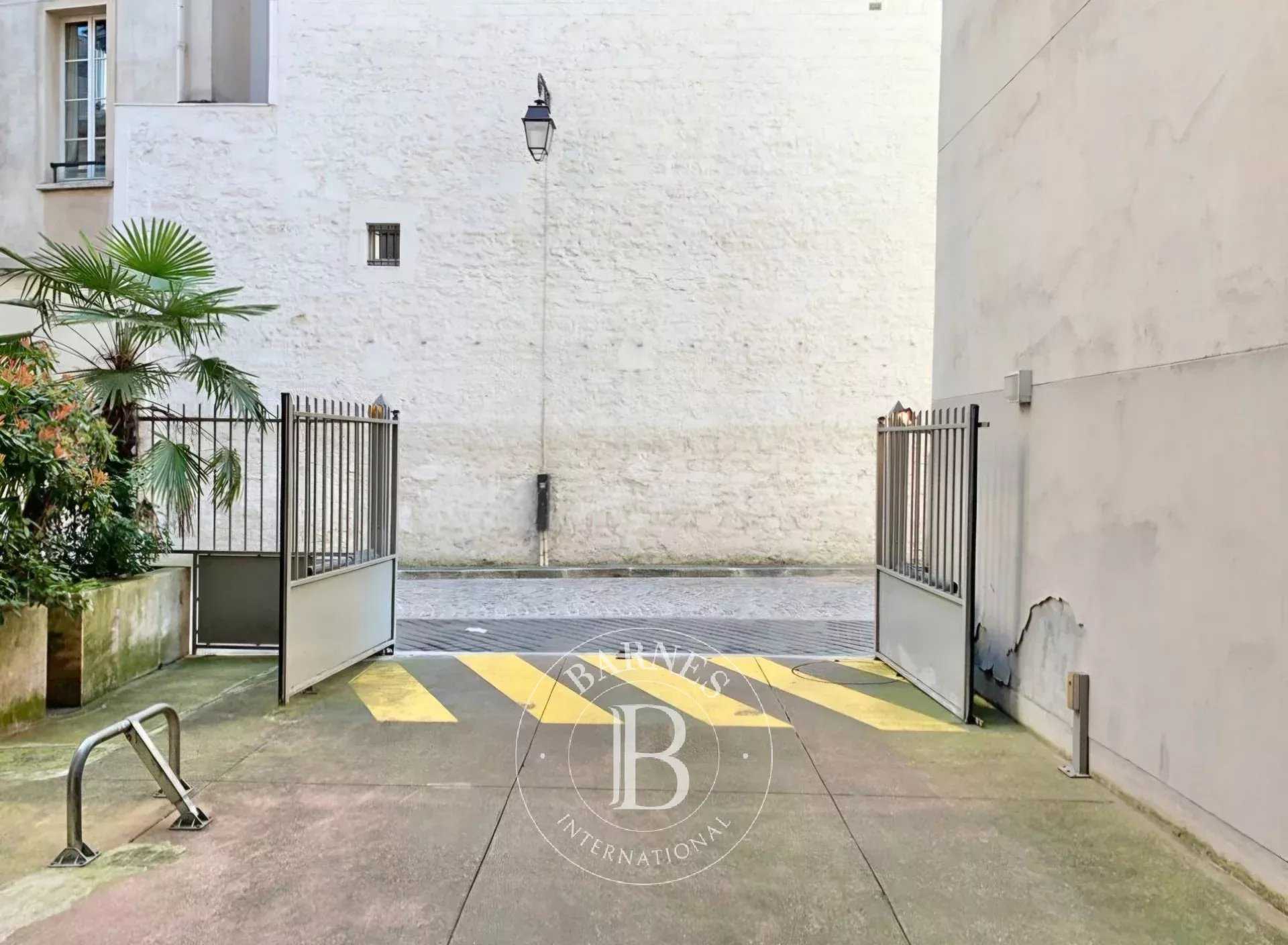 Paris  - Parking 