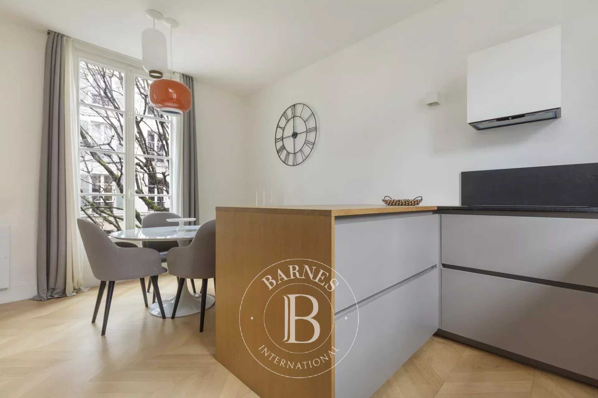 Paris  - Appartement 5 Pièces 2 Chambres