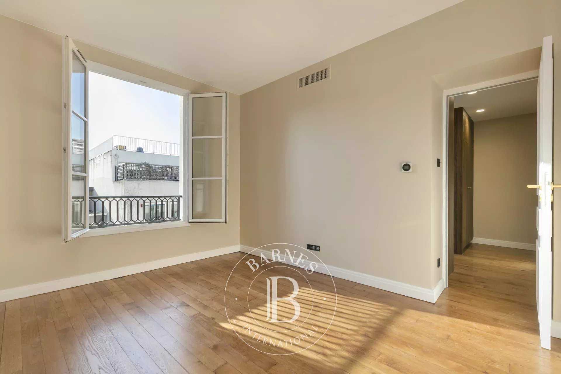 Paris  - Appartement 3 Pi&egrave;ces 2 Chambres