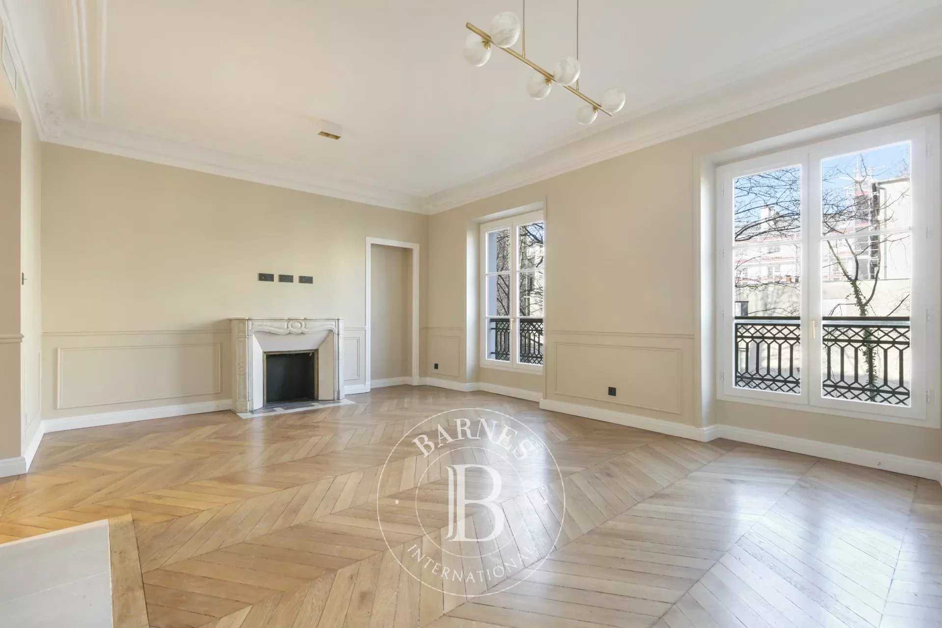 Paris  - Appartement 3 Pi&egrave;ces 2 Chambres