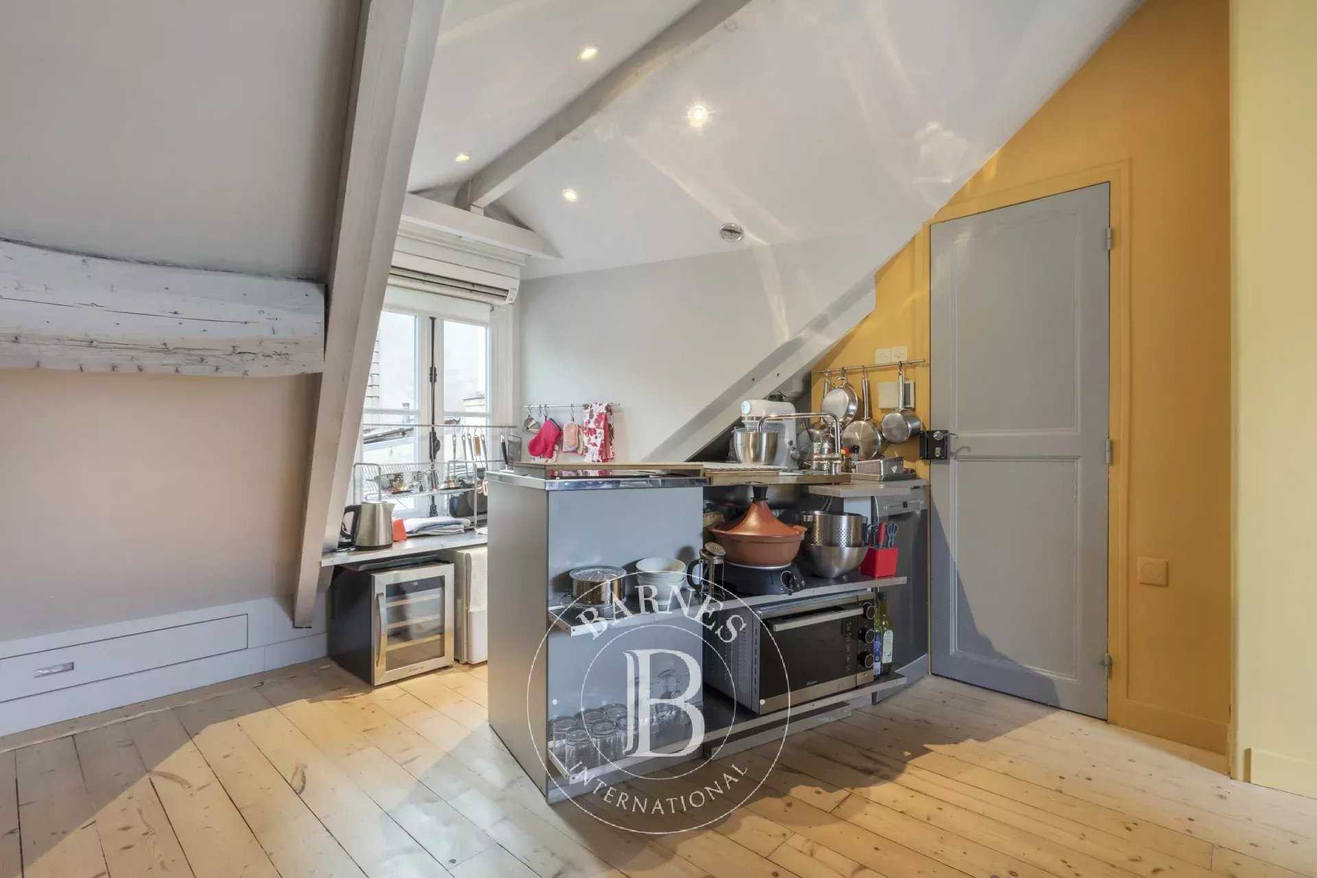 Paris  - Appartement 4 Pi&egrave;ces 2 Chambres